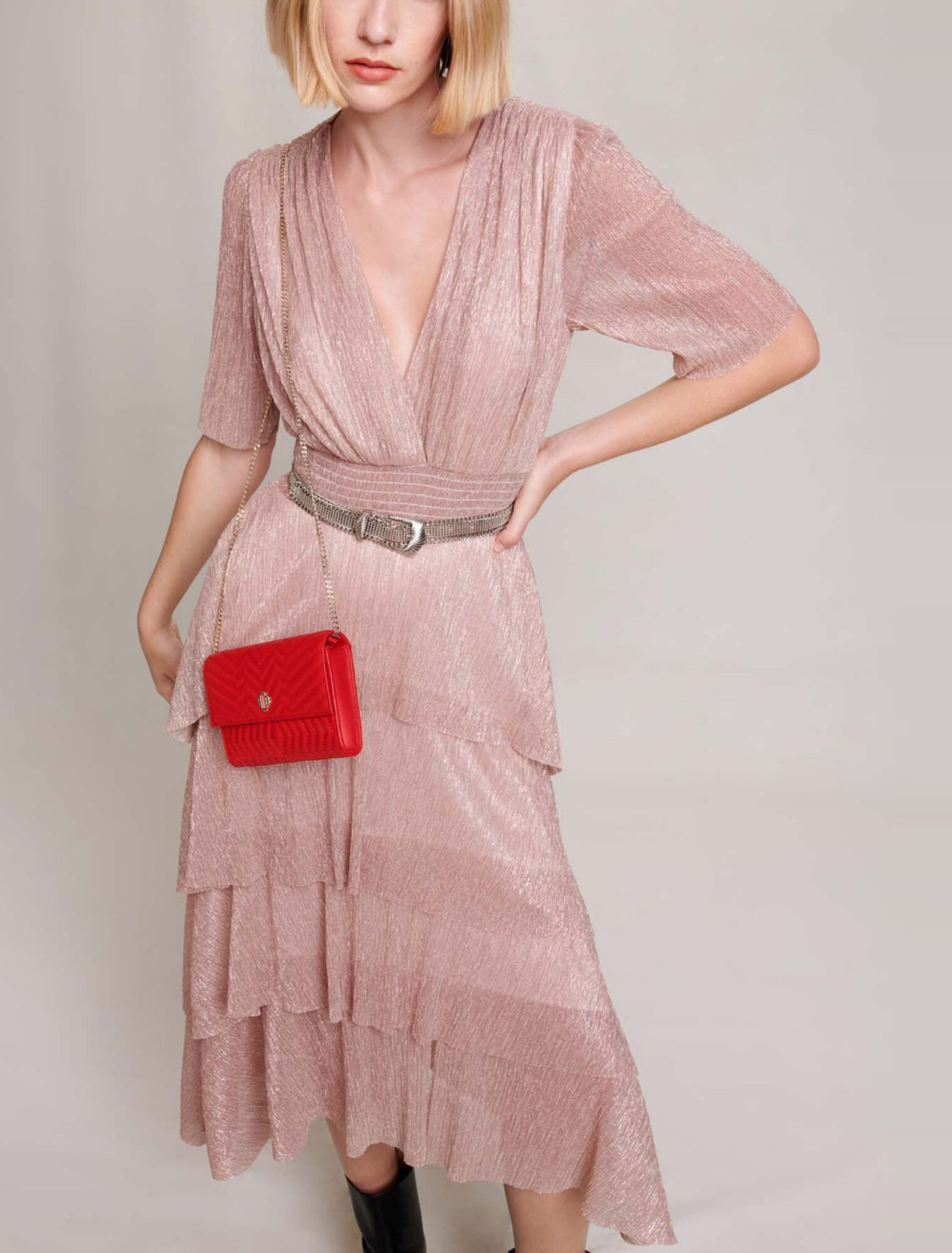 Langes Kleid aus Lamé mit Rüschen