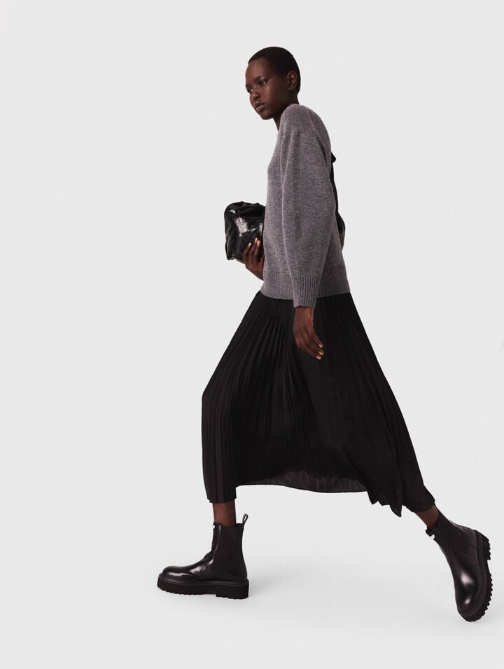 Langes Kleid im Materialmix