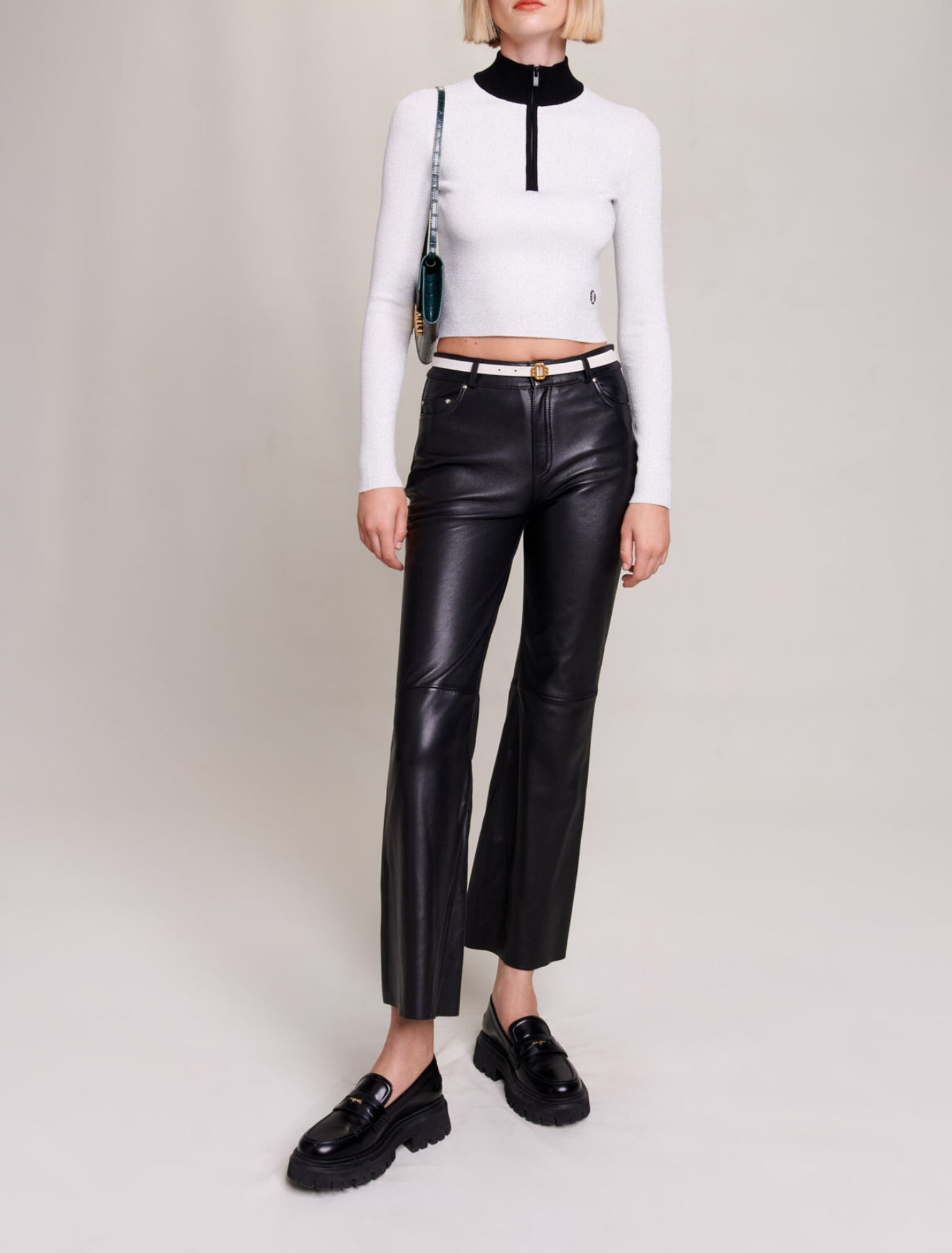 Kurzer Pullover mit Strickmuster