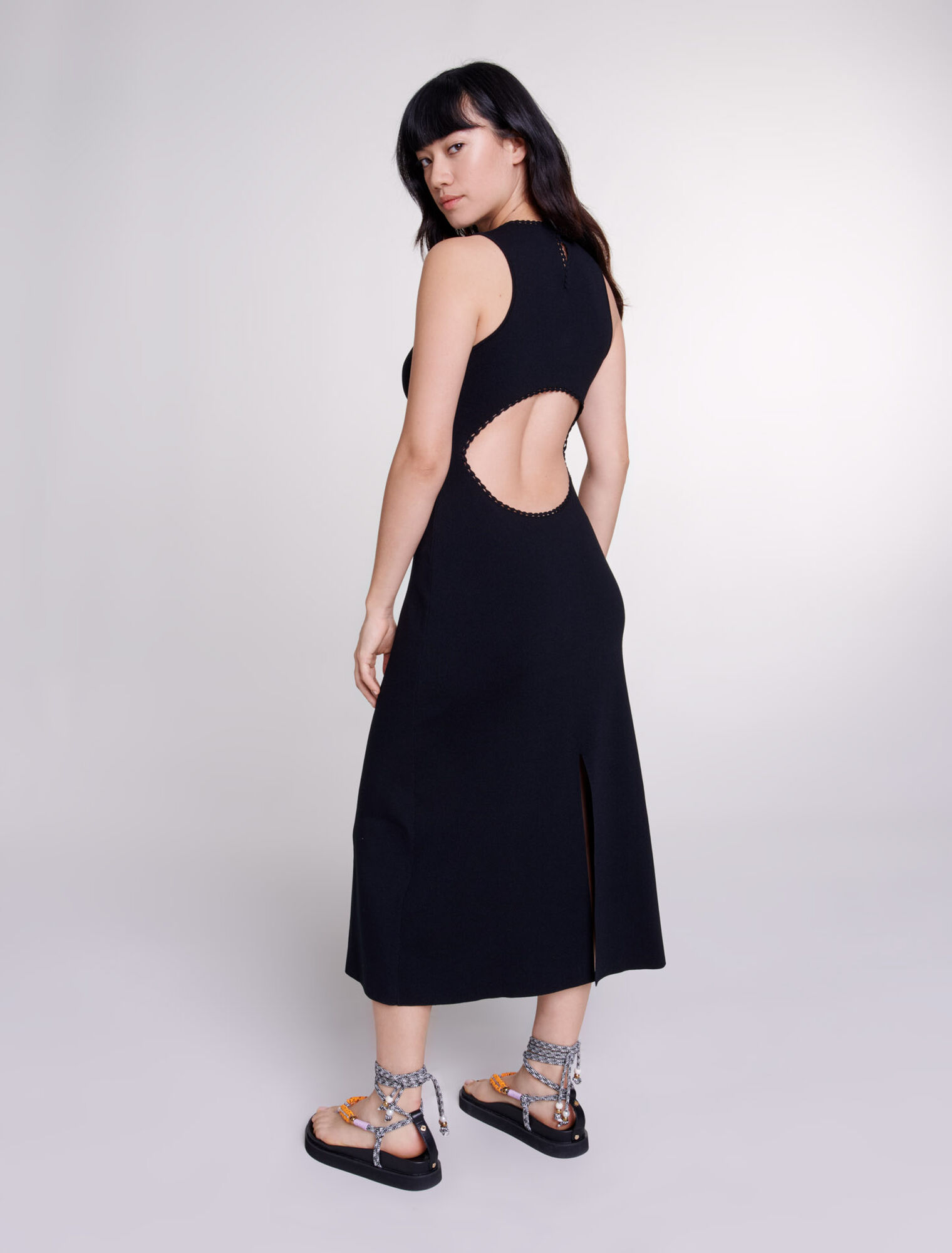 Langes Strickkleid mit Aussparungen