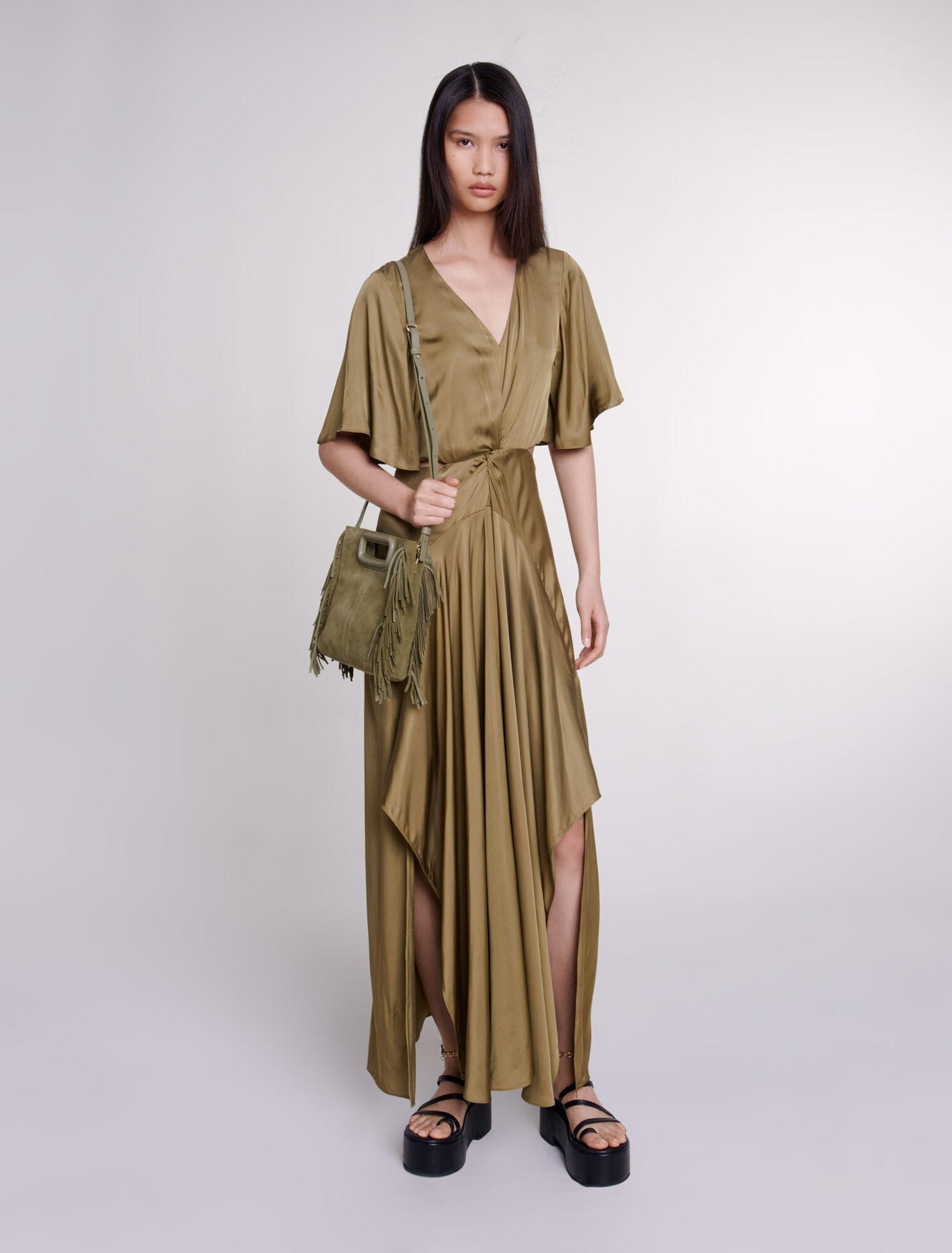 Langes Satinkleid mit Cut-outs