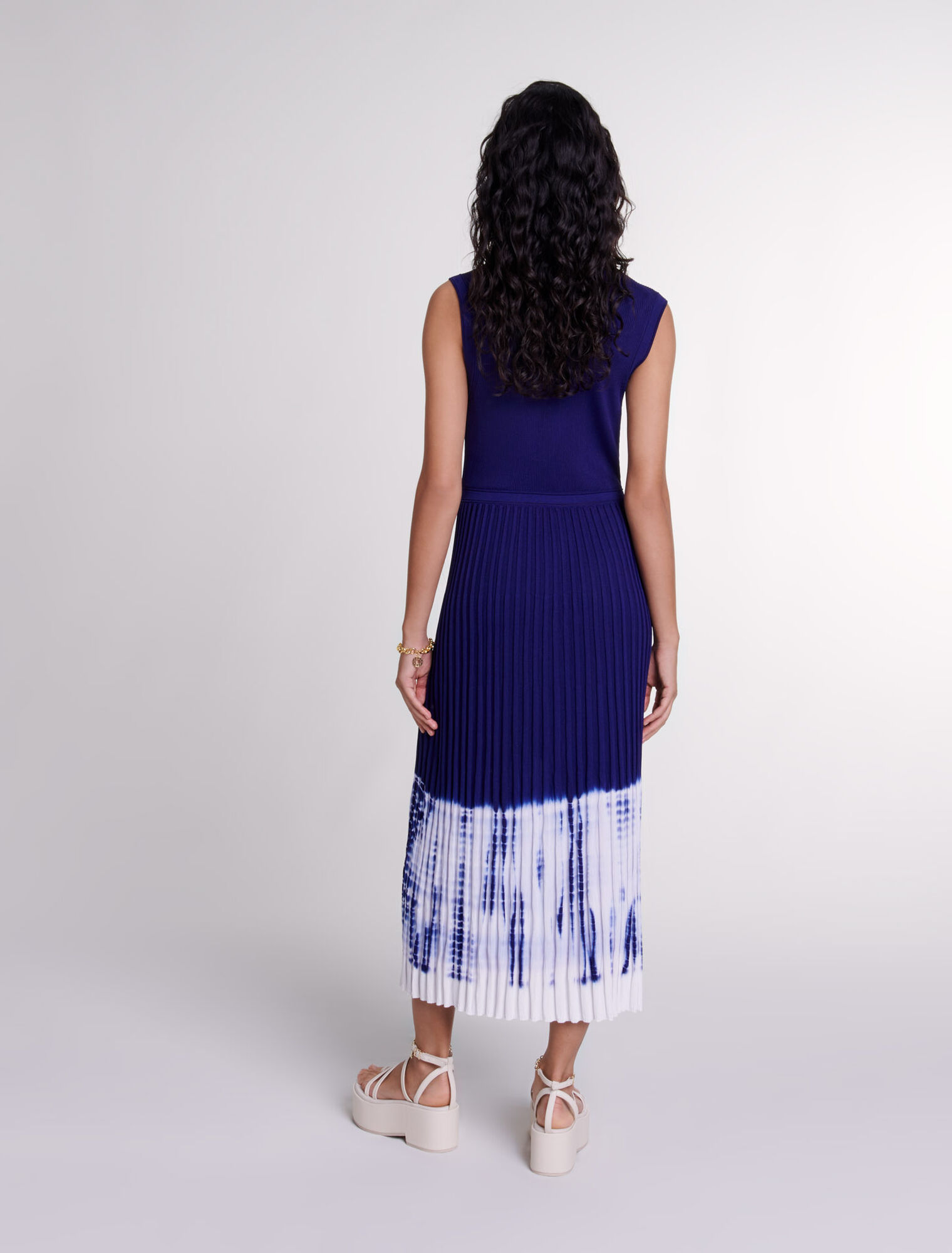 Langes Strickkleid mit Batik-Muster