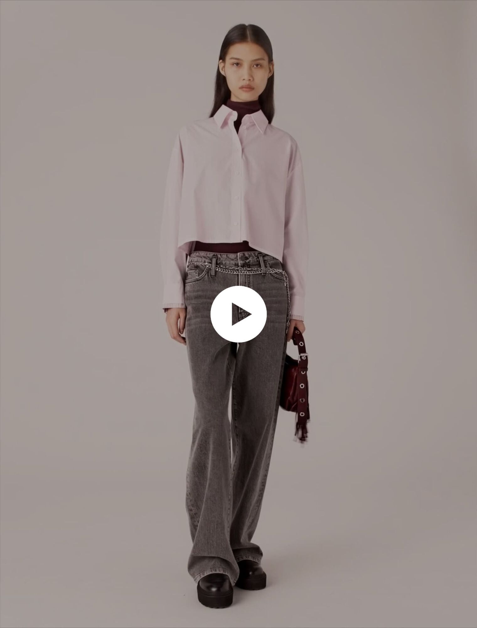 Weite Jeans mit Kettengürtel