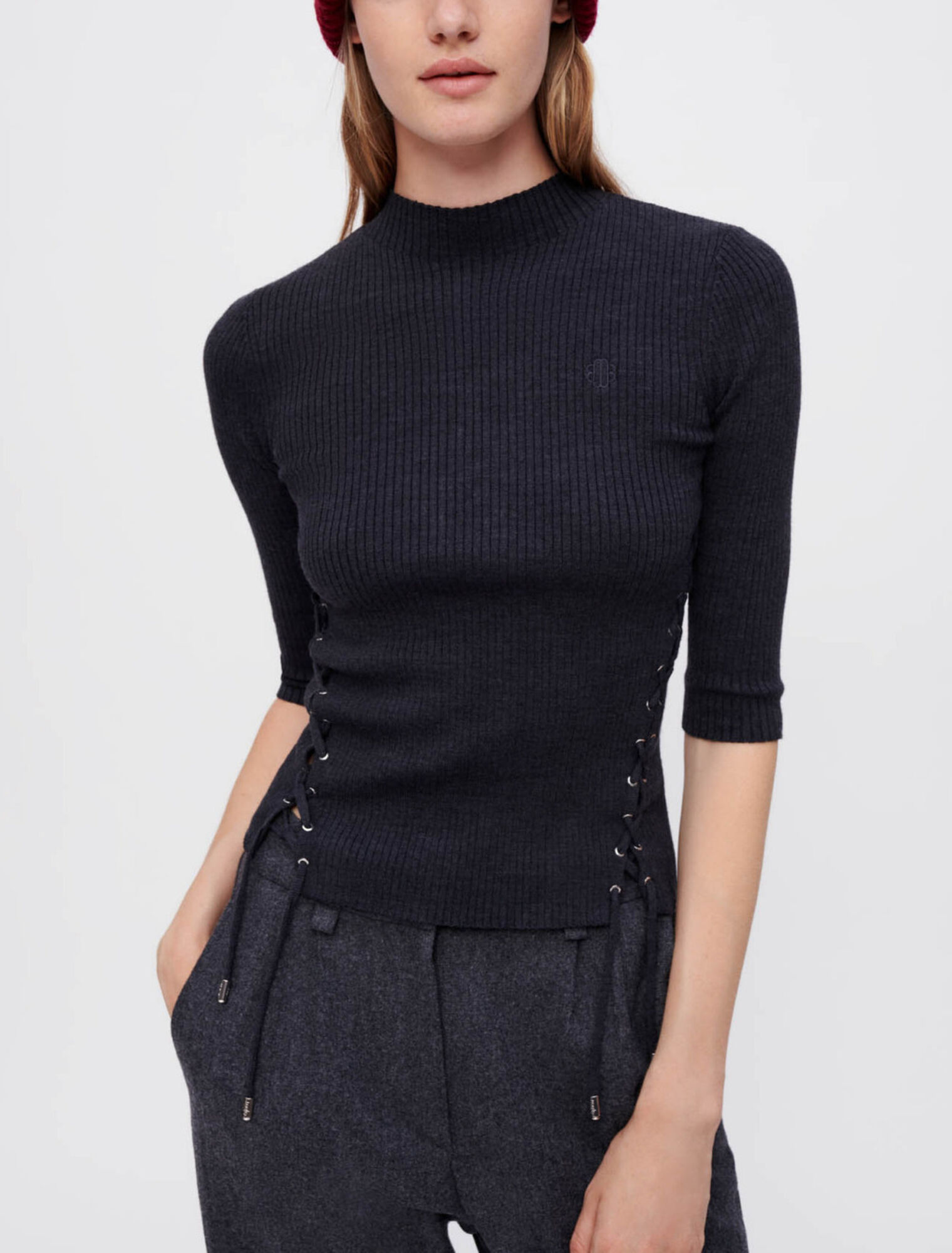 Körpernaher Pullover mit silbernen Ösen