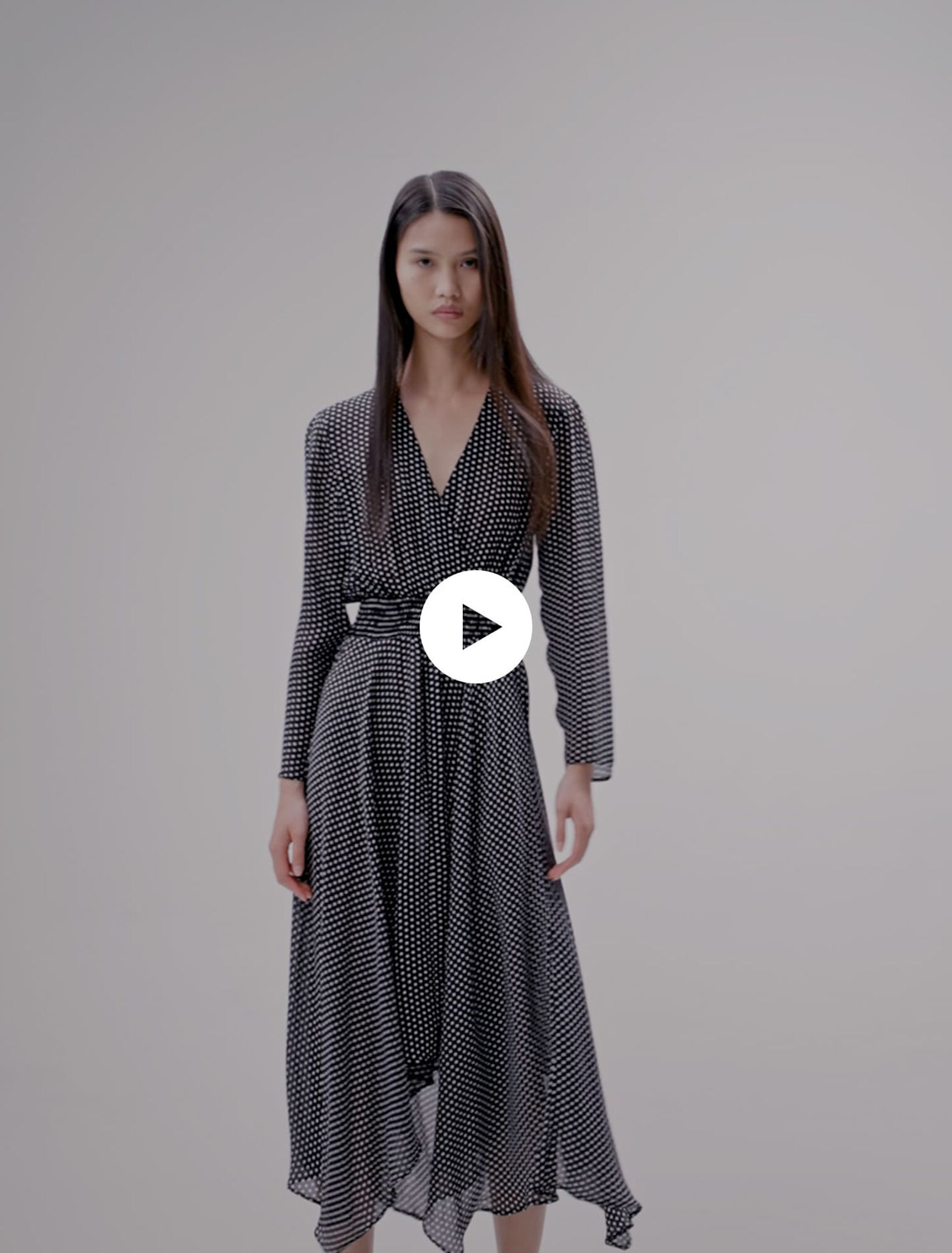 Mittellanges, gepunktetes Kleid