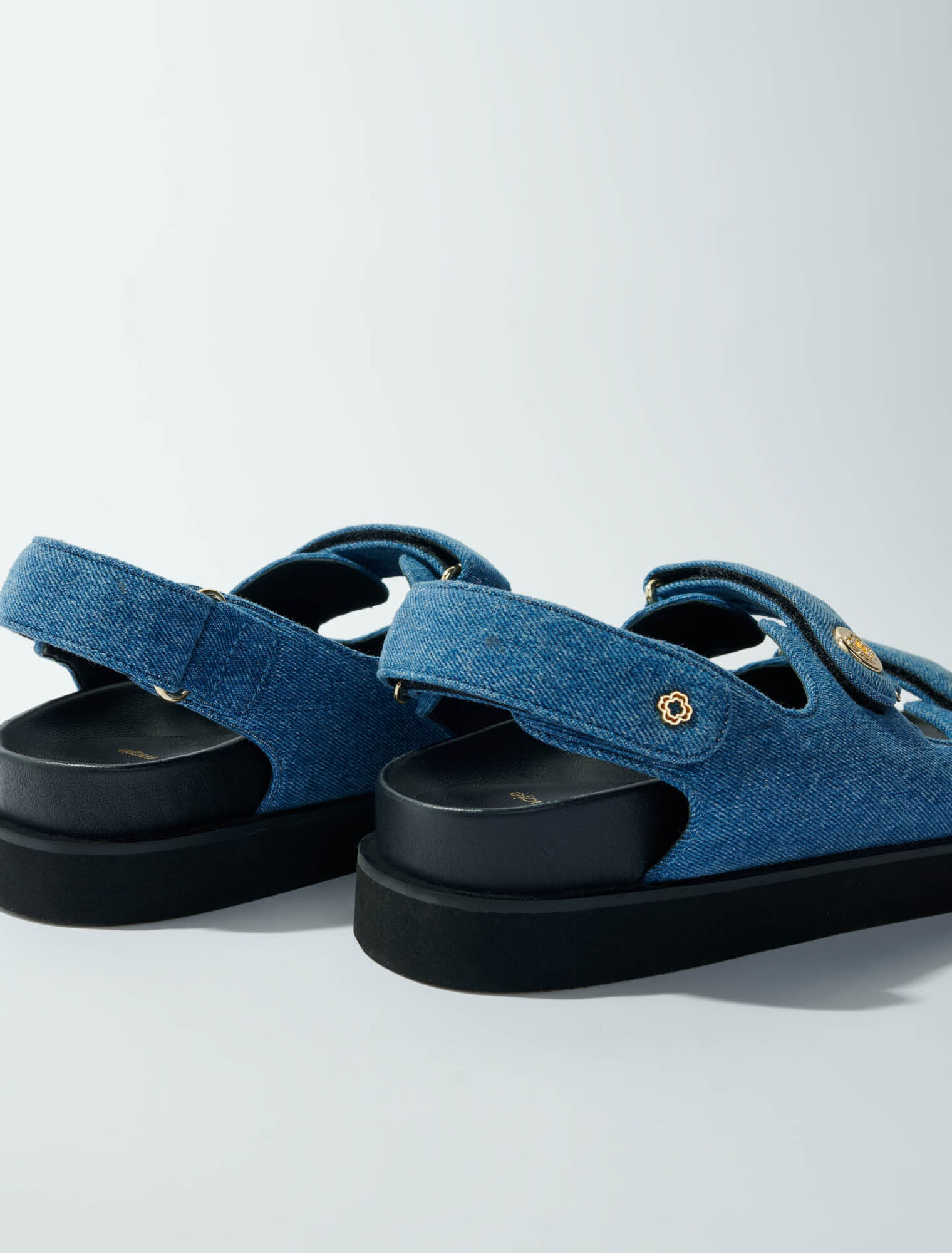 Flache Sandalen aus Denim