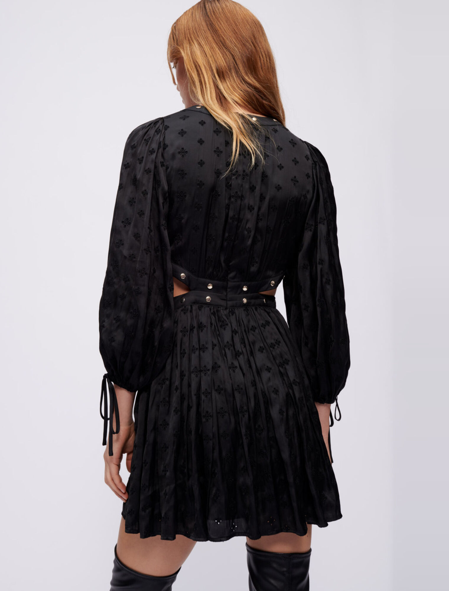Kleid aus besticktem Satin mit Studs