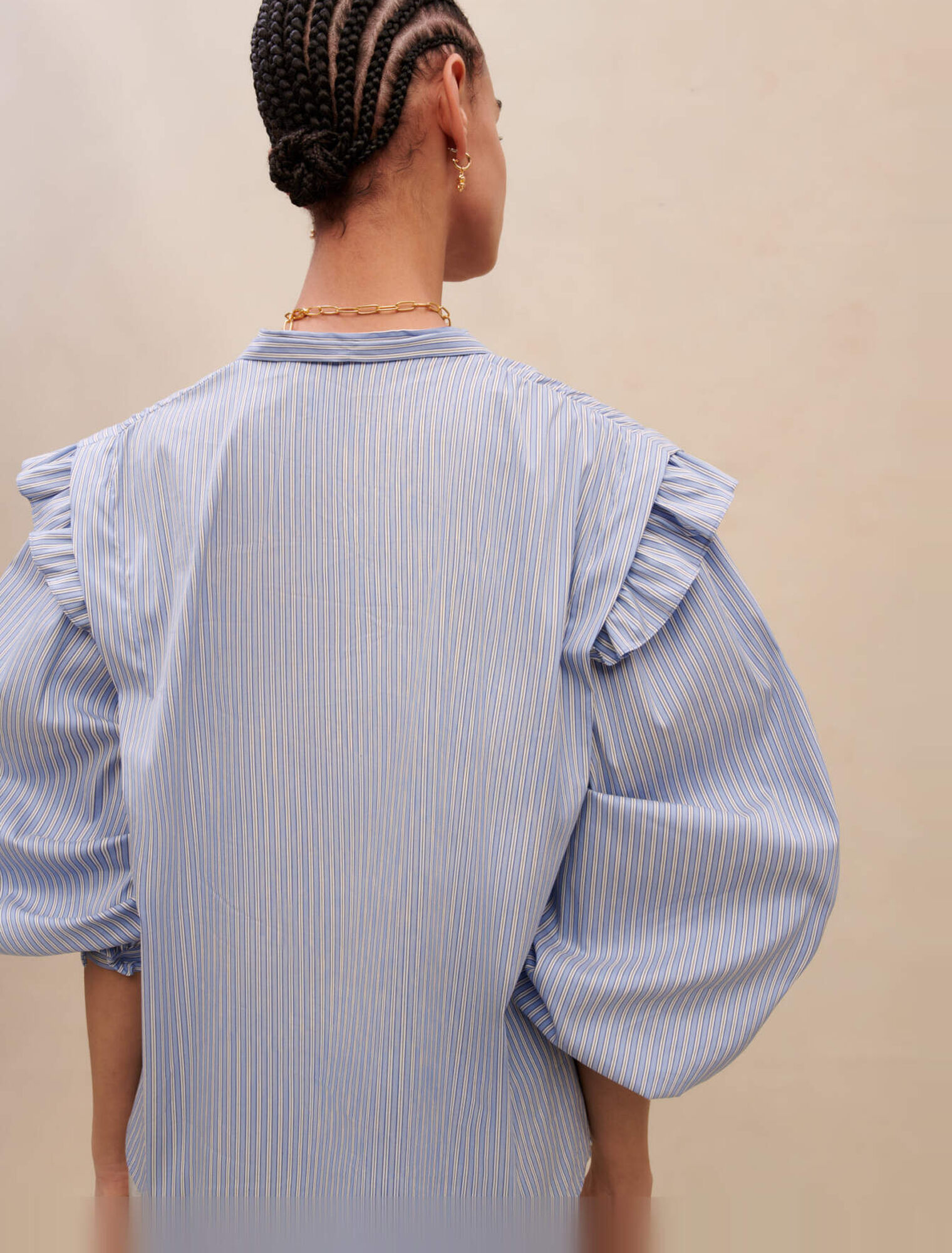 Blaue Bluse mit Streifenmuster