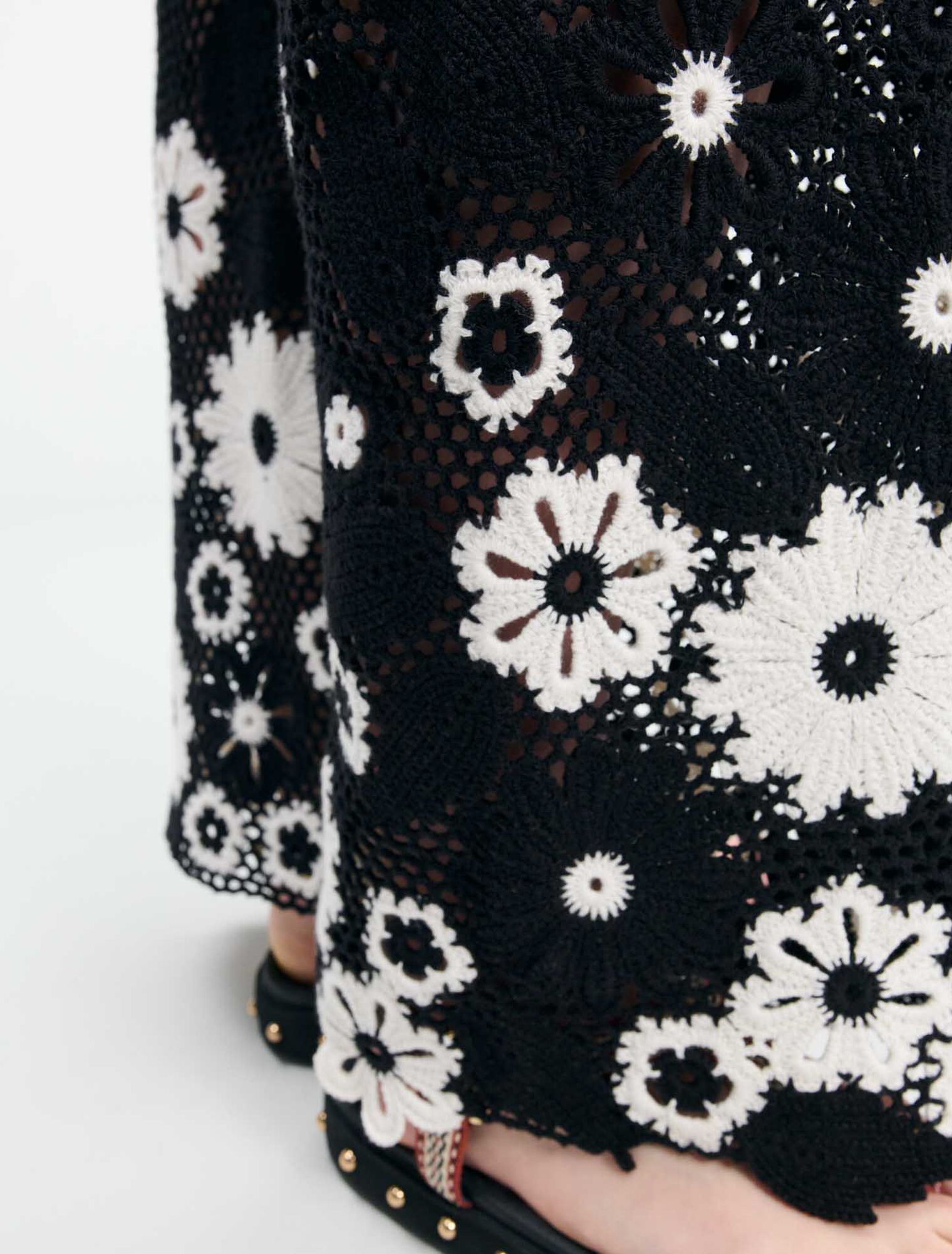 Gehäkelte Hose mit Blumenmotiv