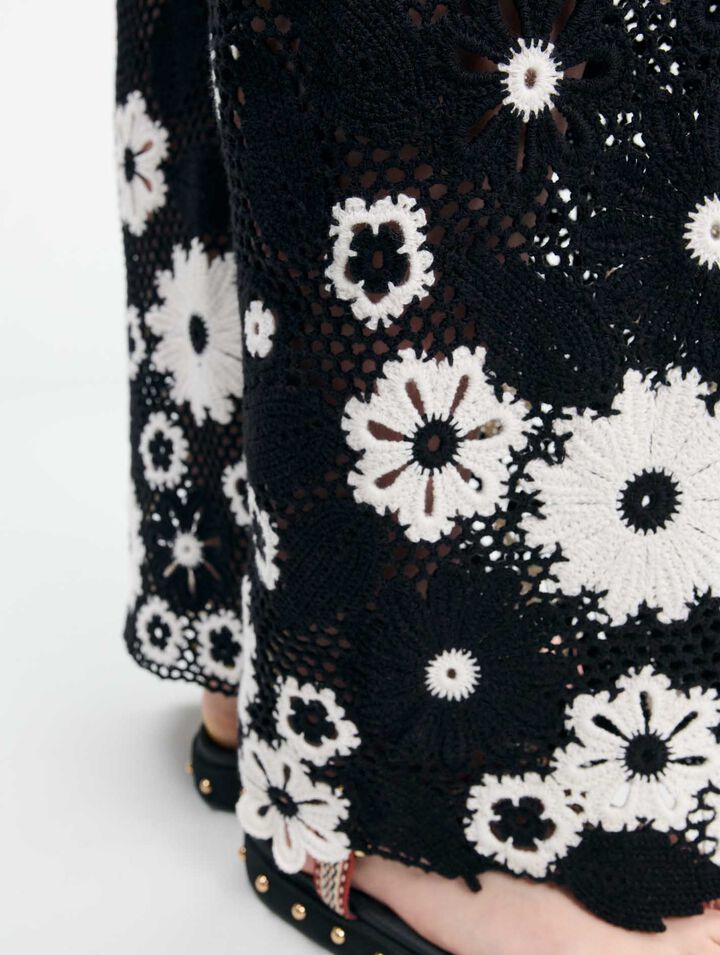 Gehäkelte Hose mit Blumenmotiv