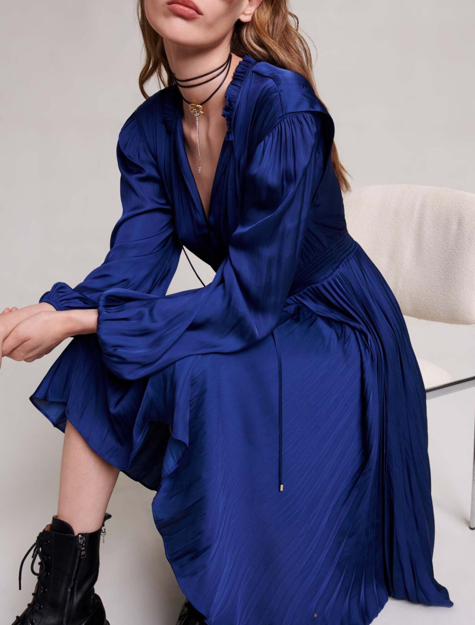 Plissiertes und seidiges Midikleid