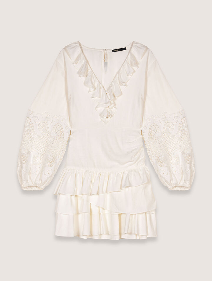 Kleid mit Volants und Stickereien