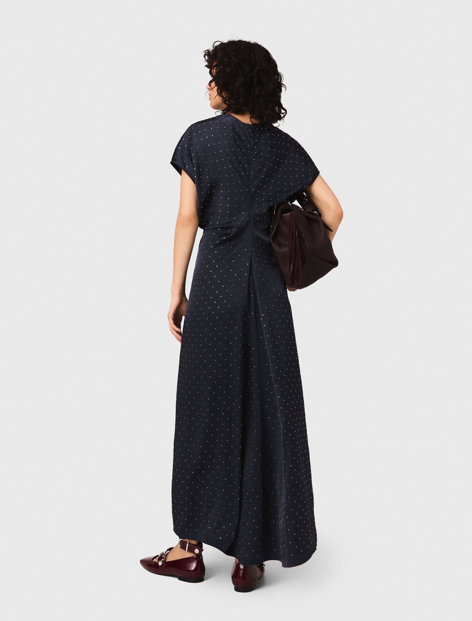 Maxikleid aus Satin mit Nieten