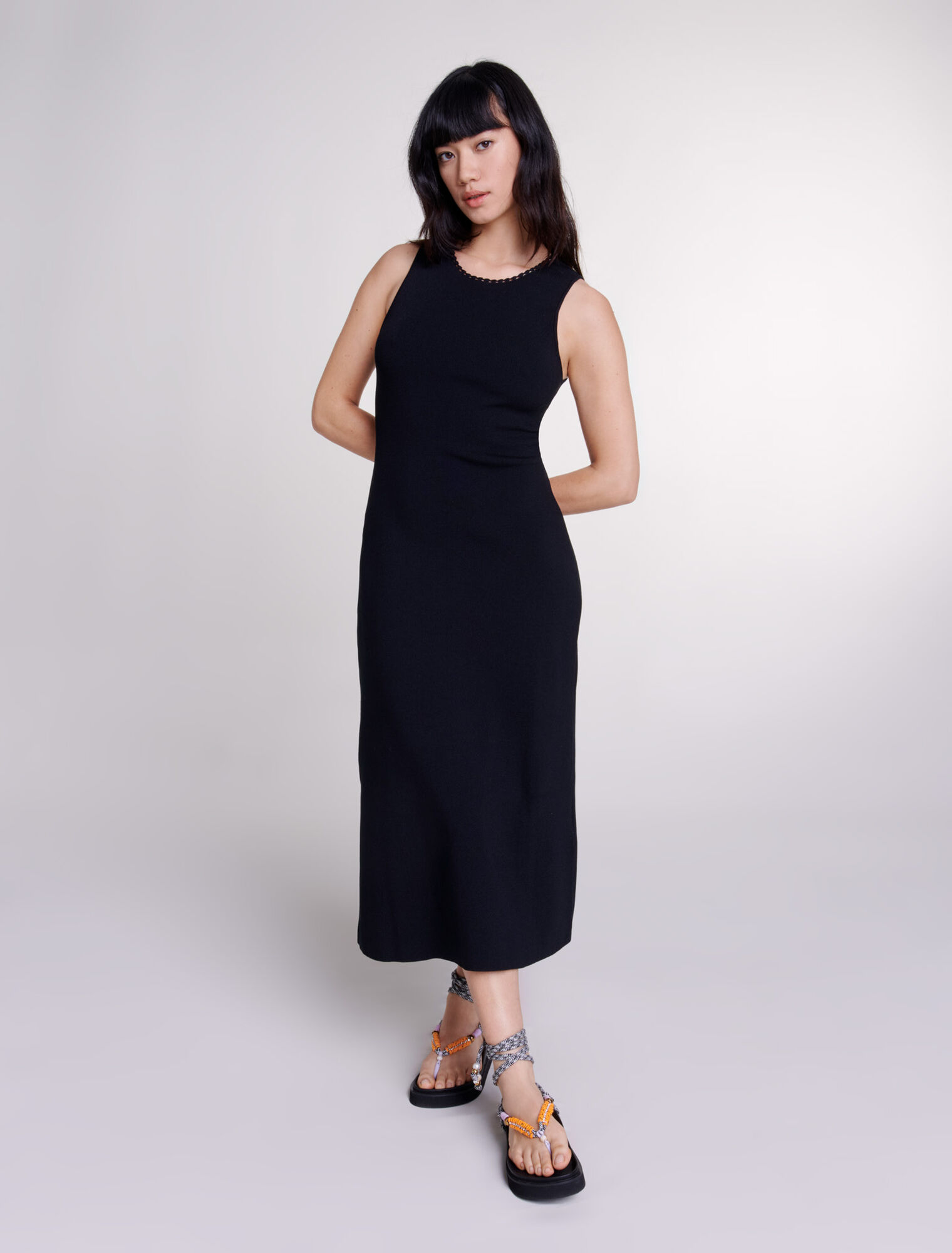 Langes Strickkleid mit Aussparungen