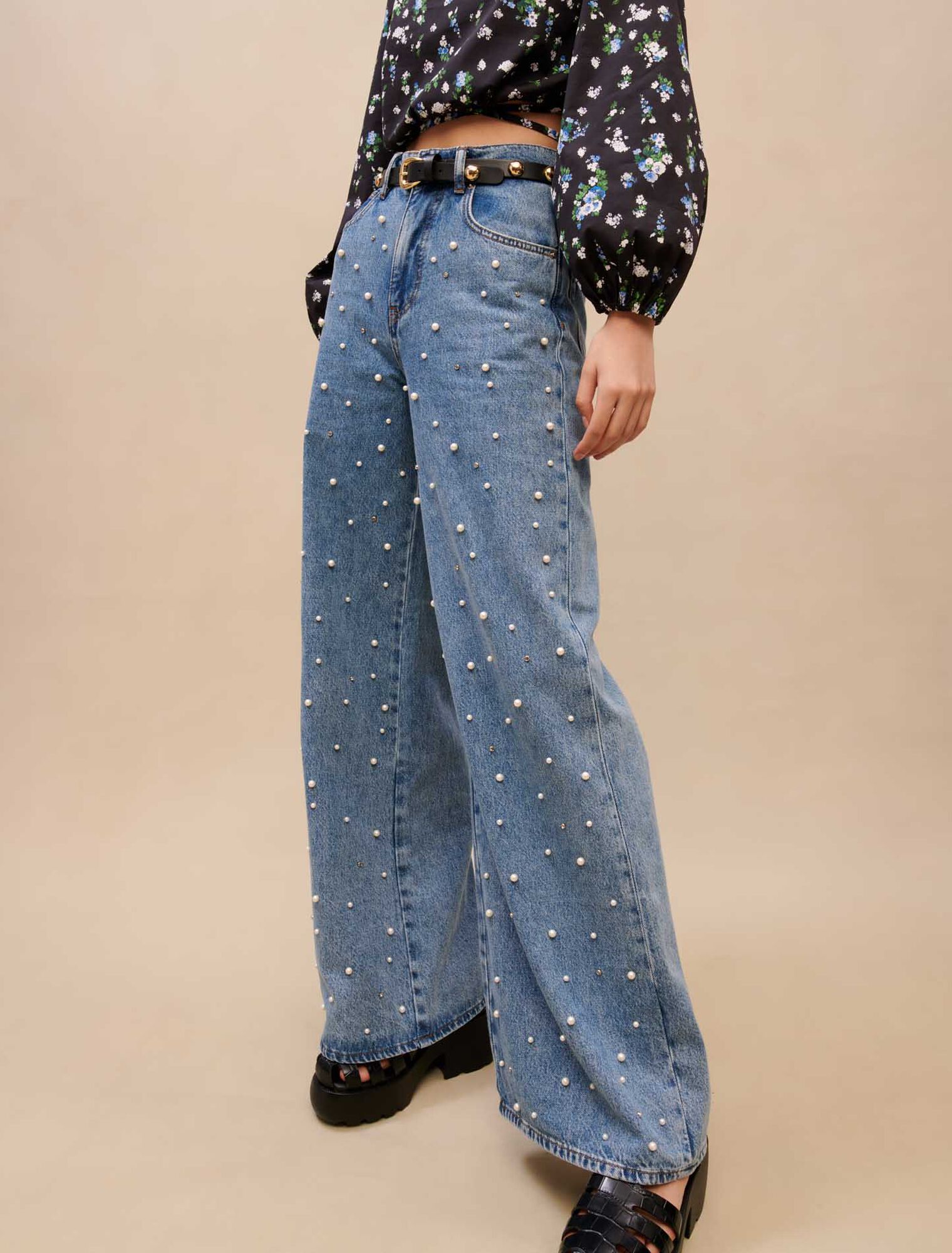 Weite Jeans mit Perlenbesatz