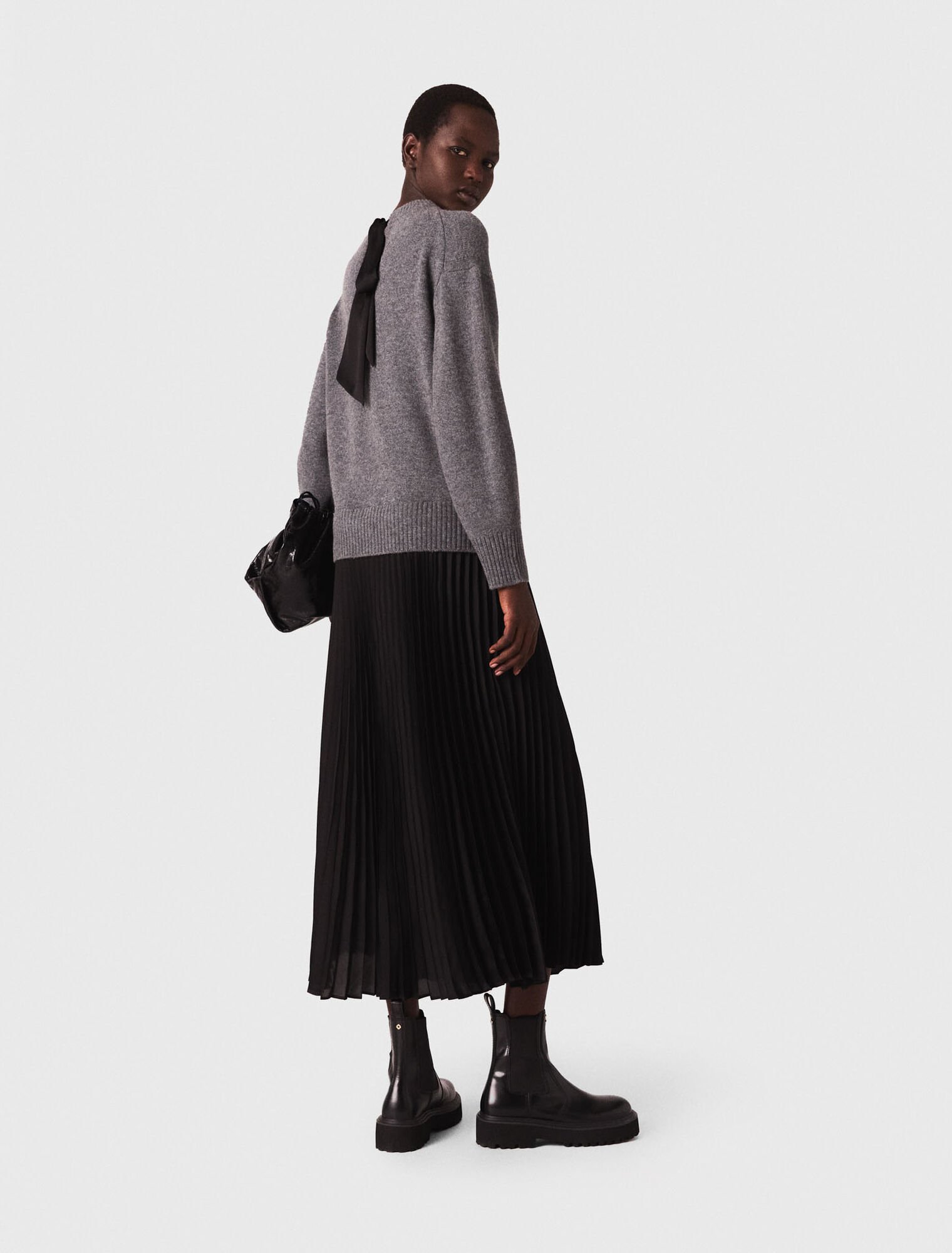 Langes Kleid im Materialmix
