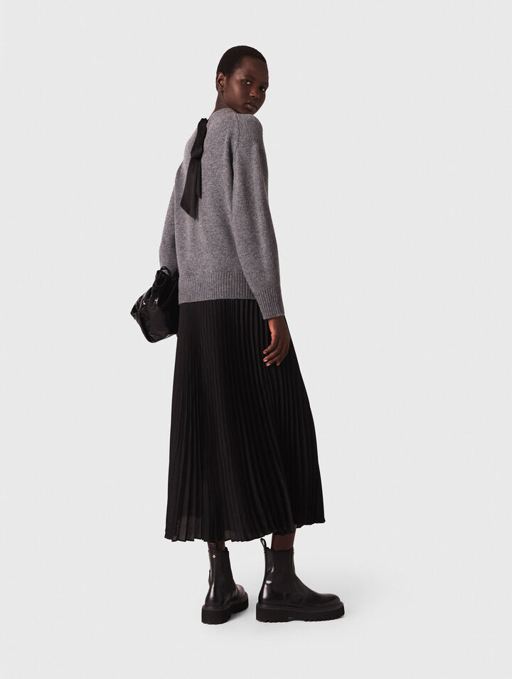 Langes Kleid im Materialmix