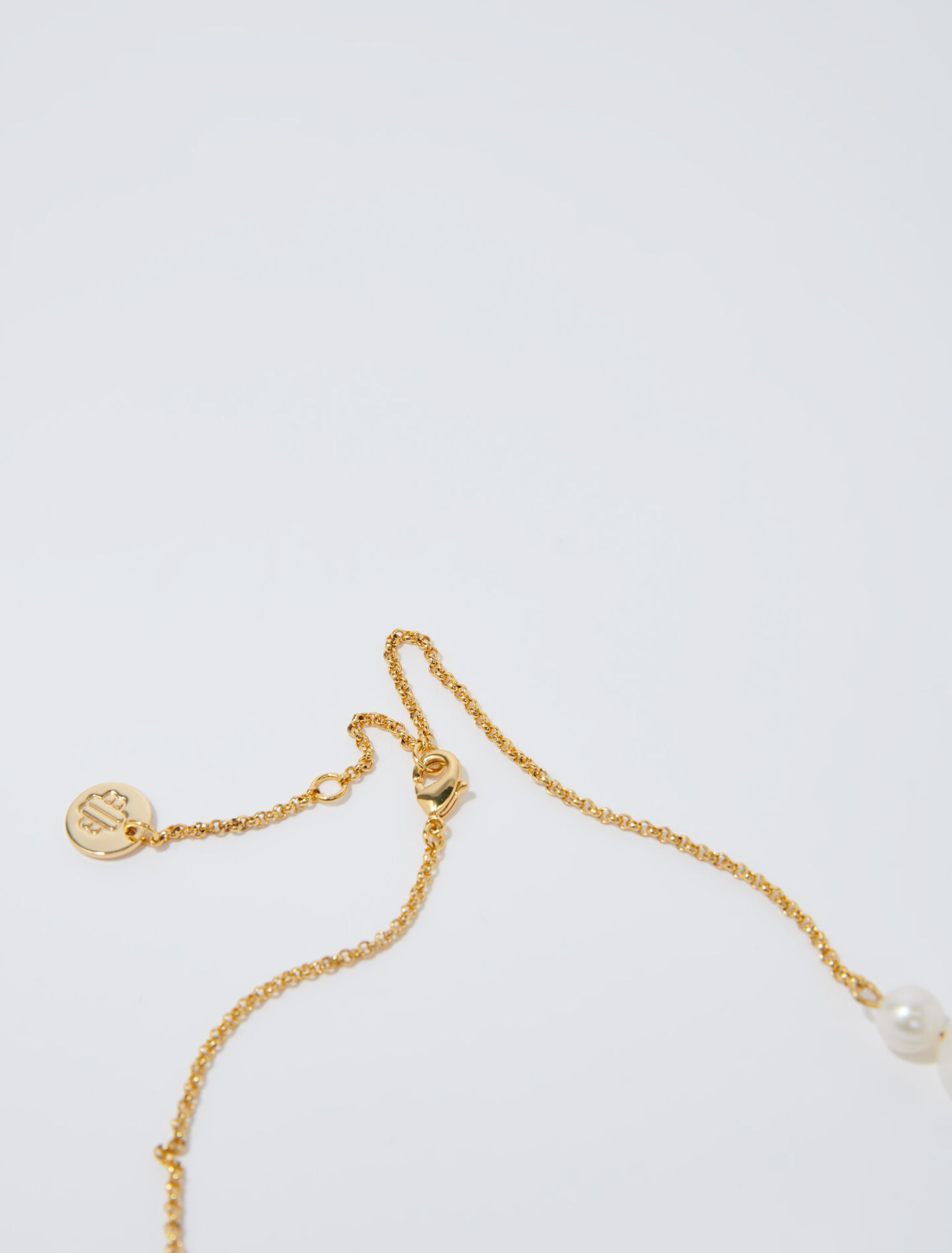 Goldfarbene Halskette mit Perlen
