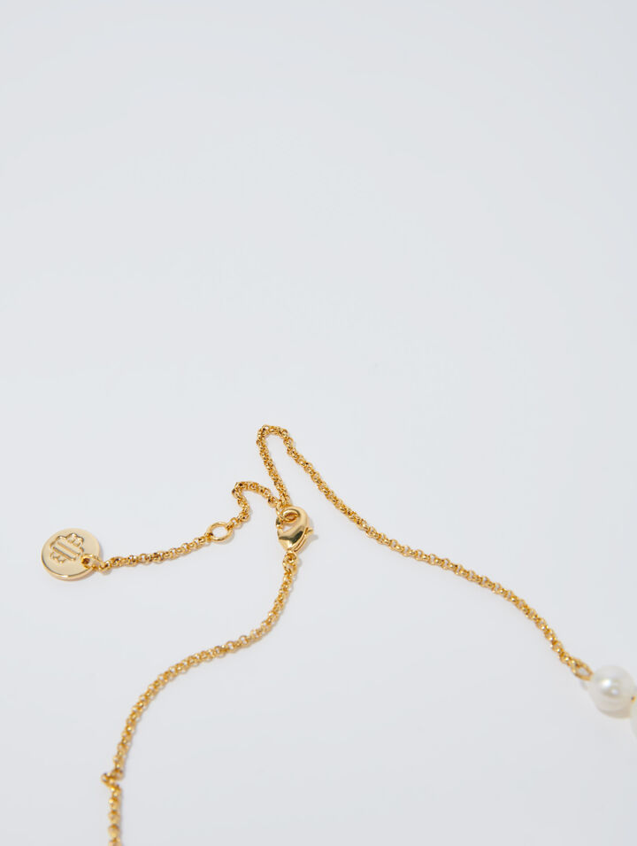 Goldfarbene Halskette mit Perlen