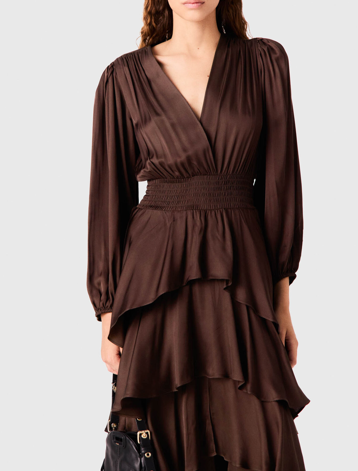 Langes flie&szlig;endes Kleid mit Volants
