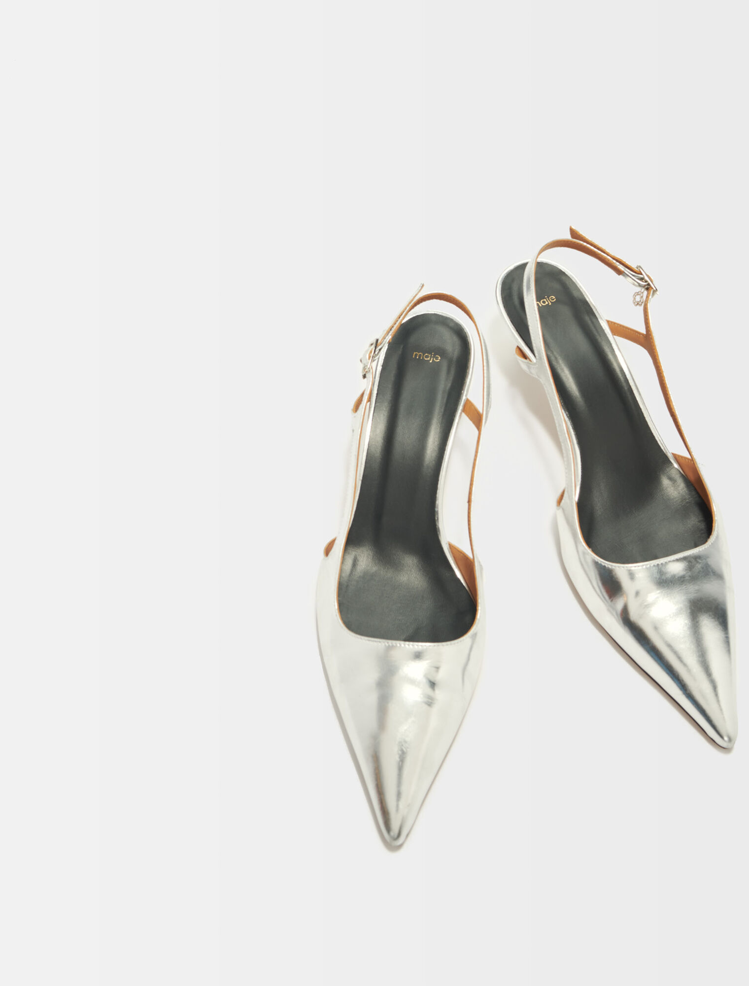 Silberfarbene Lederpumps mit Riemchen
