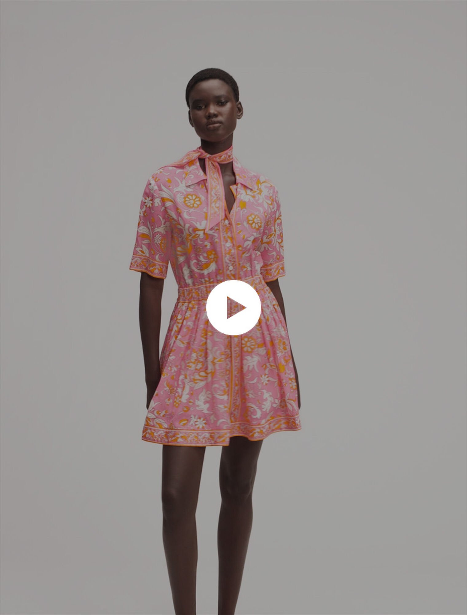 Fließendes kurzes Kleid mit Print