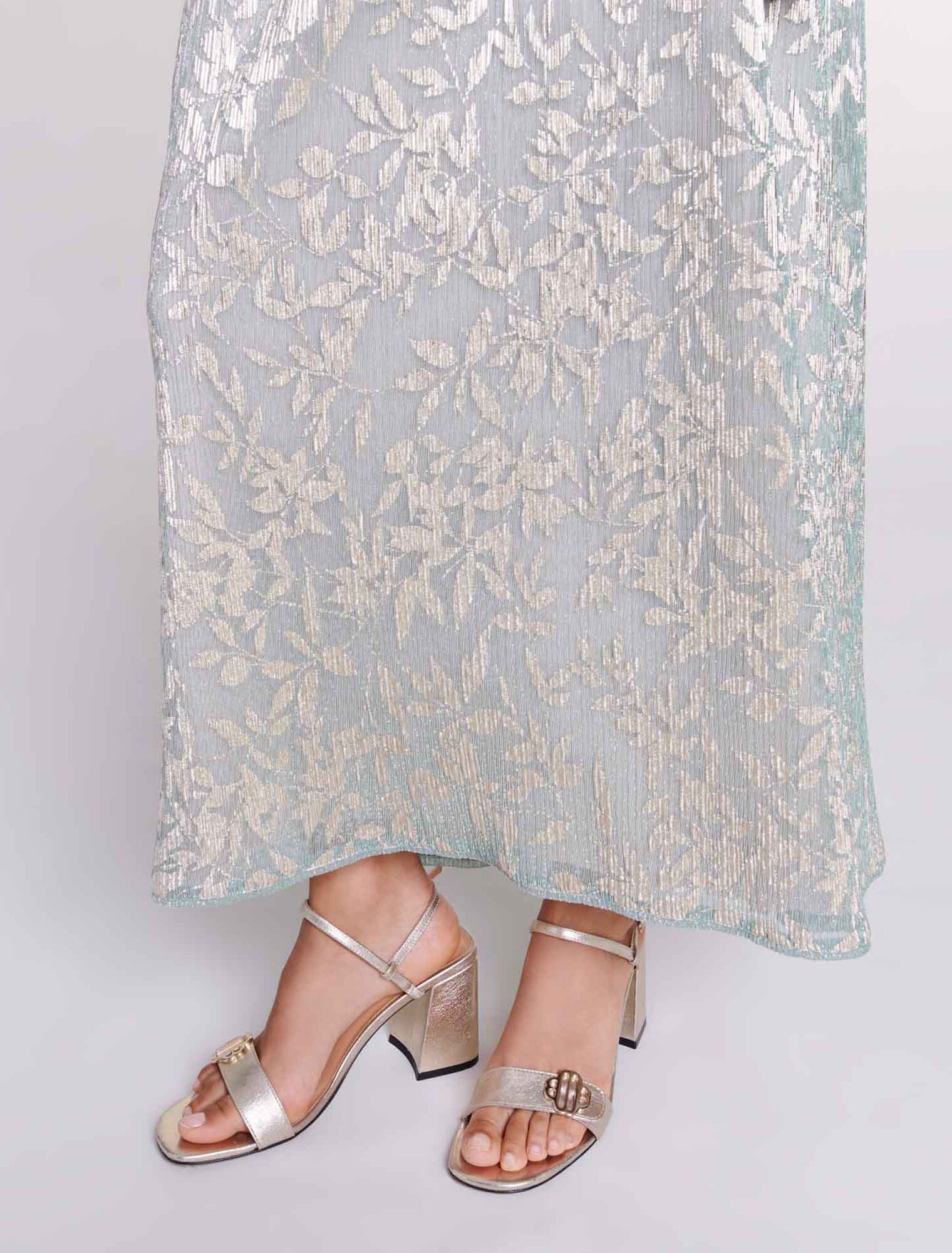 Langes Cape-Kleid
