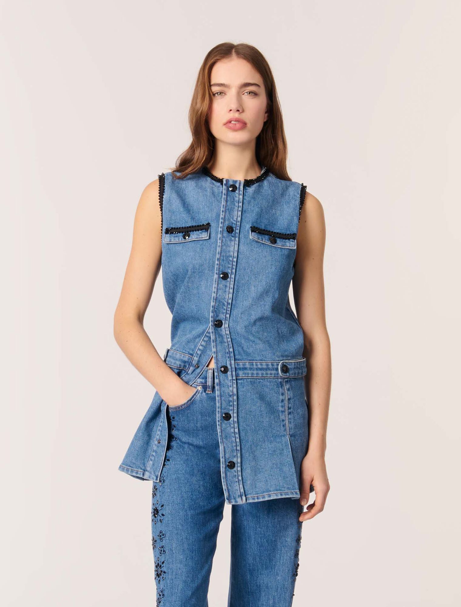 Denimkleid mit bestickten Borten