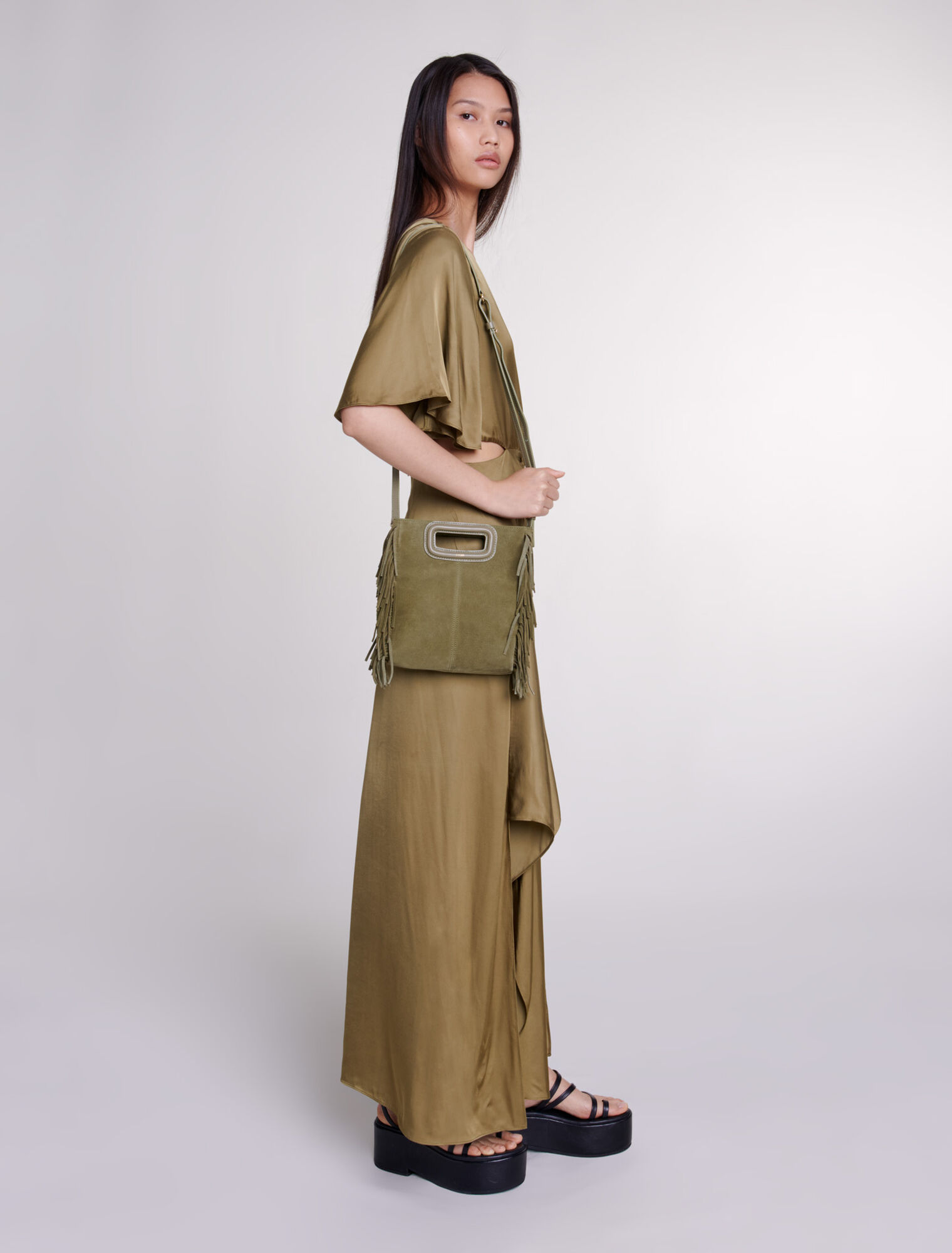 Langes Satinkleid mit Cut-outs