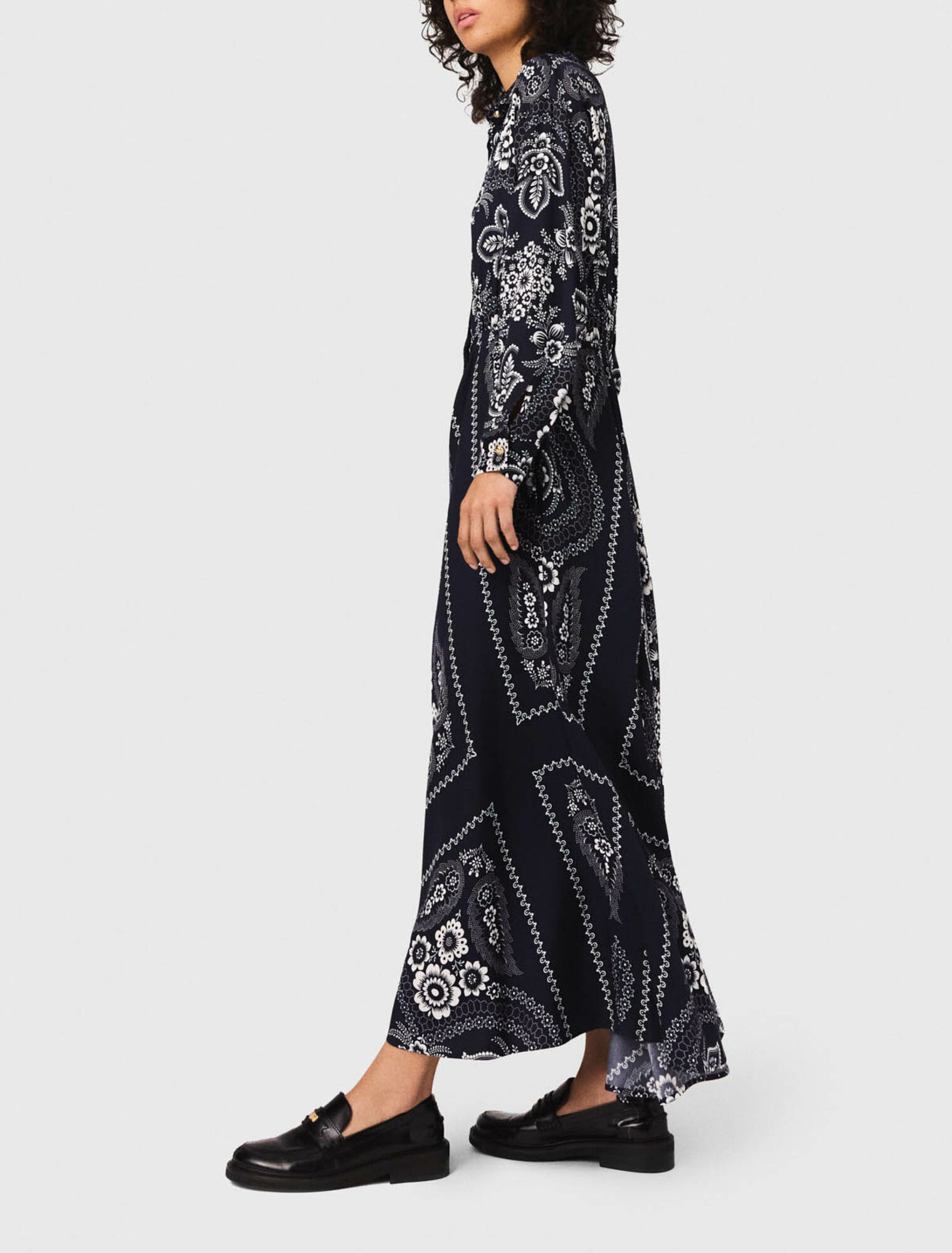 Langes flie&szlig;endes Kleid mit Print