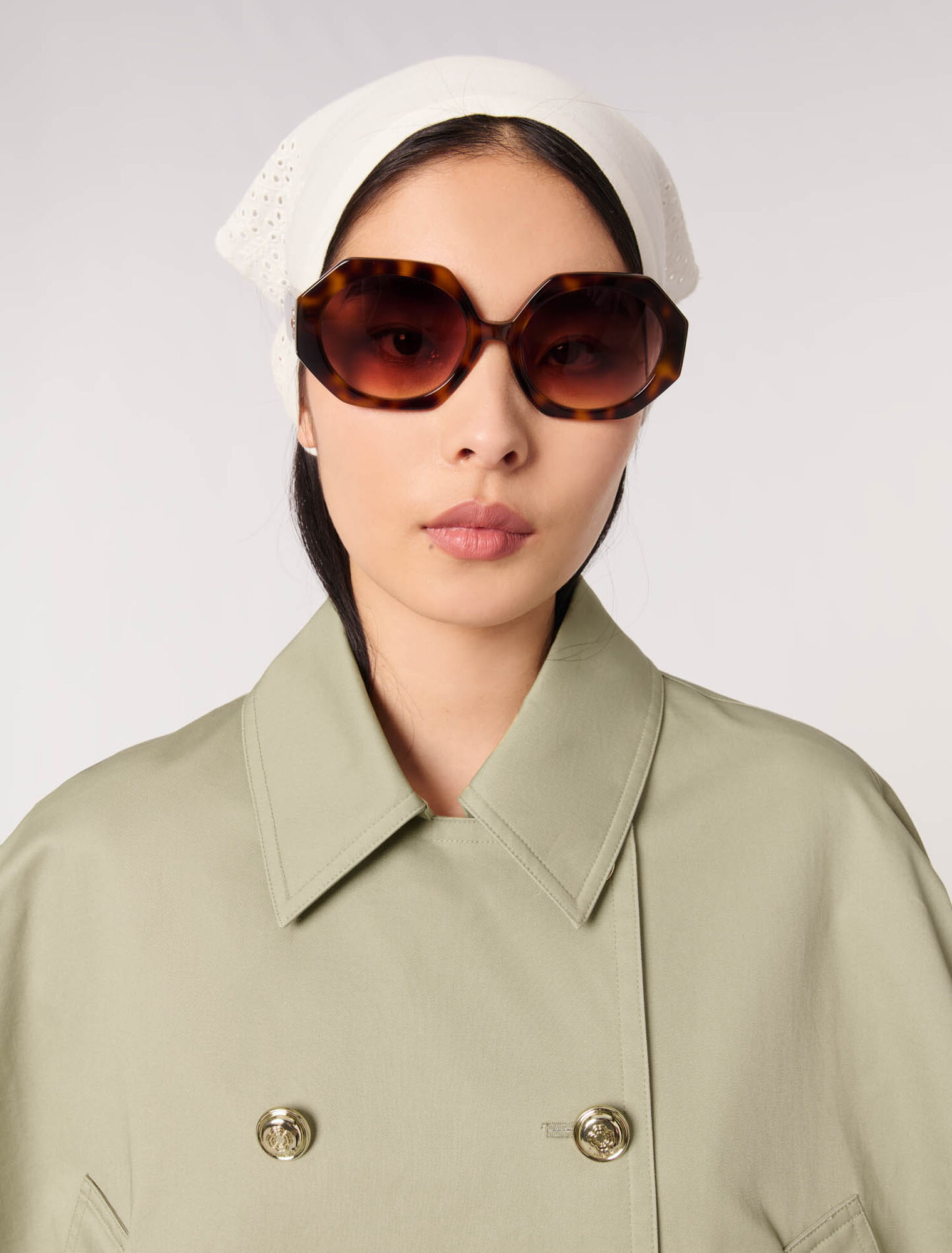 Kurzer Trenchcoat im Cape-Stil