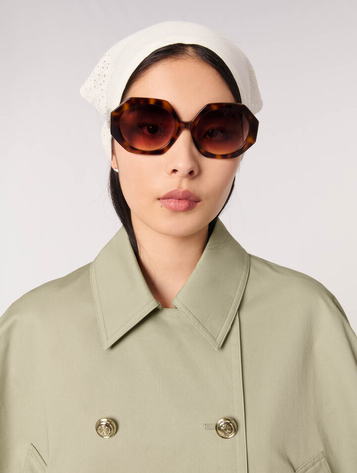 Kurzer Trenchcoat im Cape-Stil