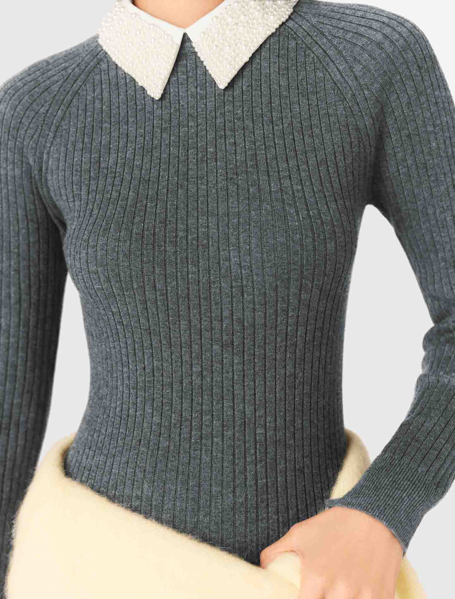 Kurzes Strickkleid mit Perlenkragen