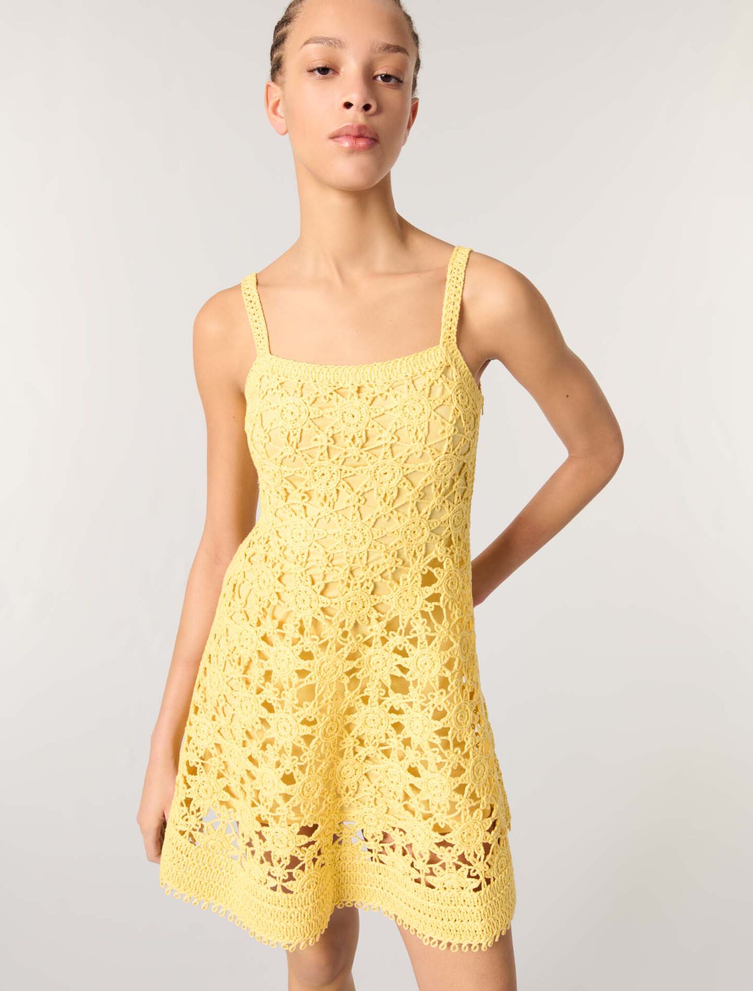 Kurzes gehäkeltes Trägerkleid