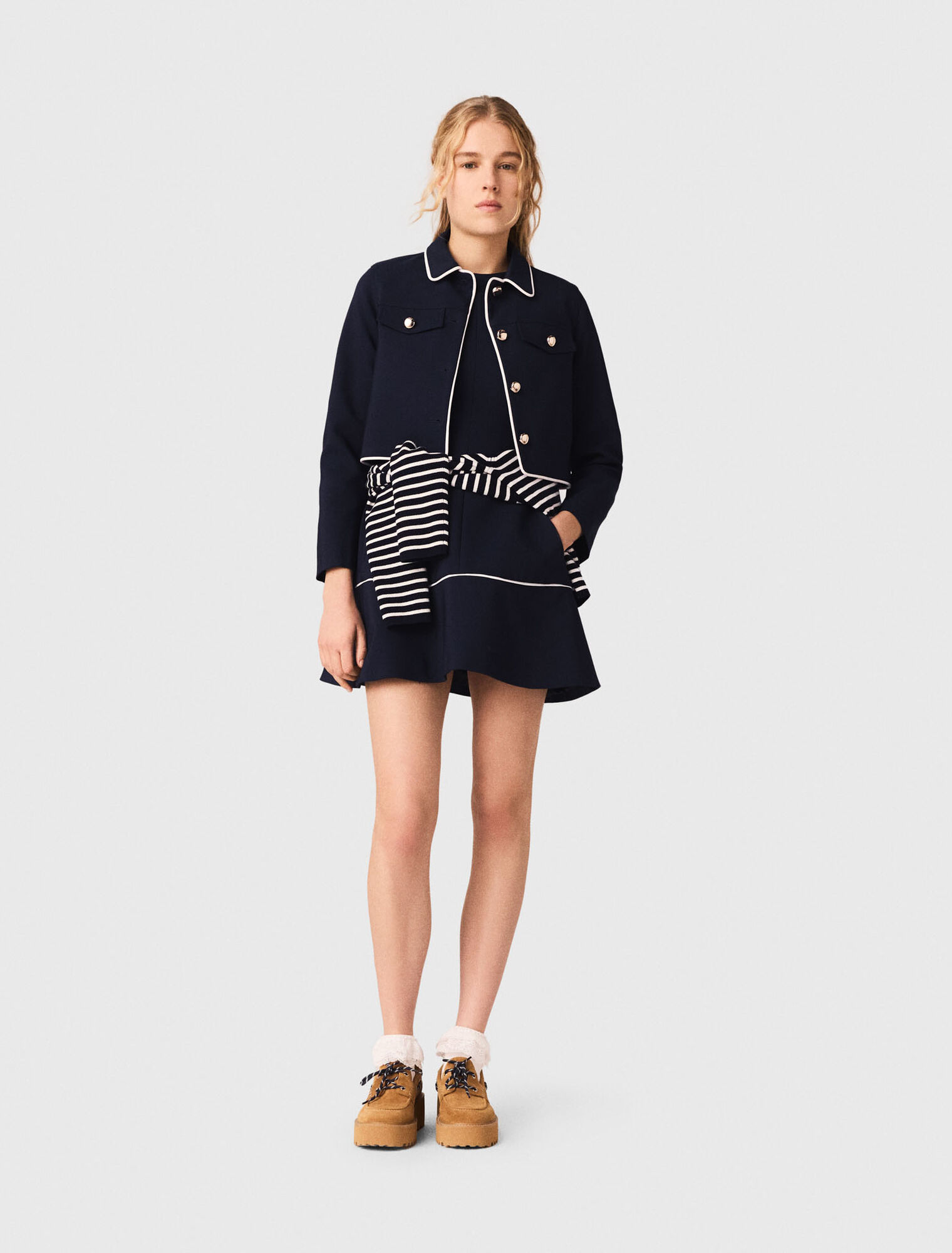 Kurze Jacke mit Kontrastkonturen