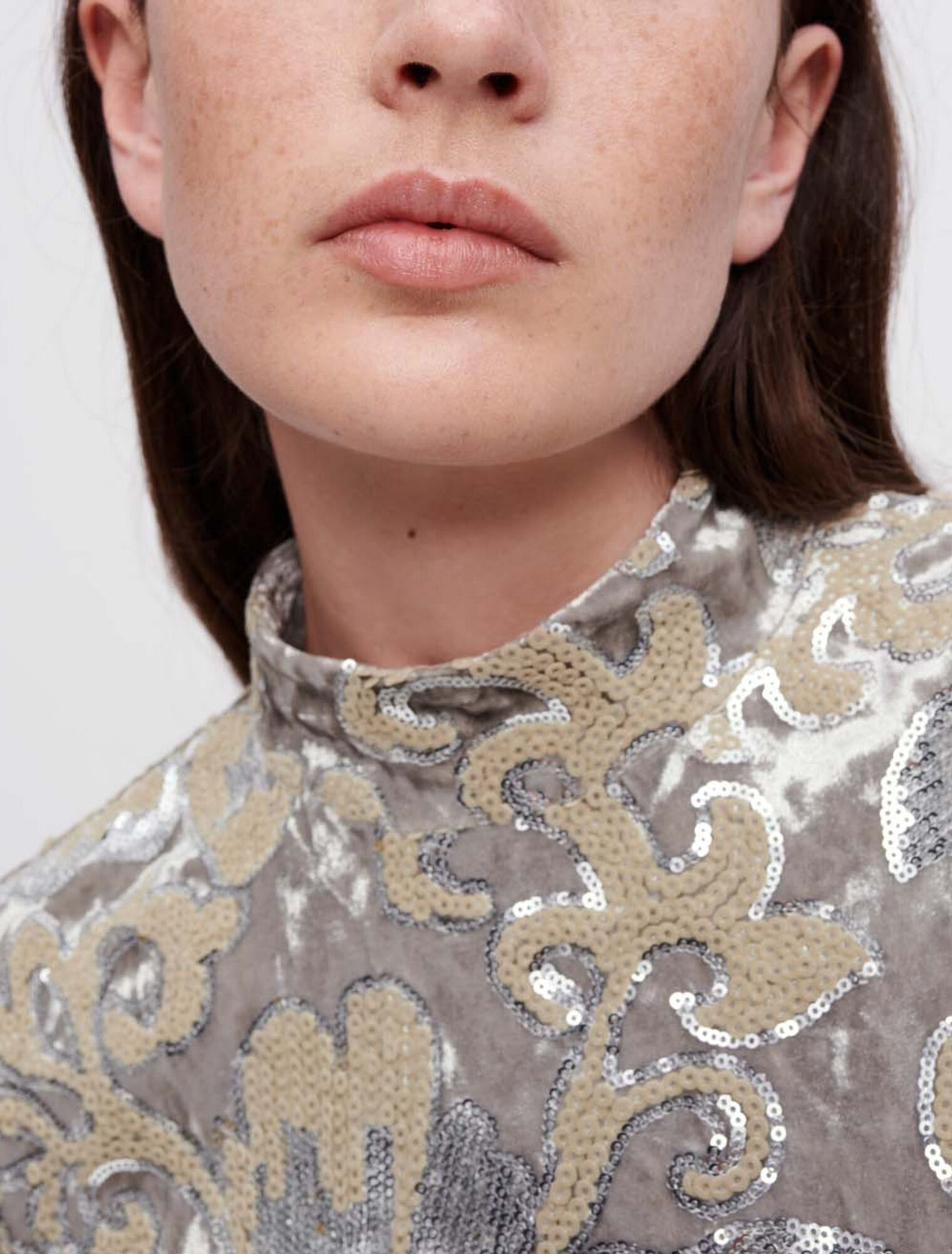 Crop Top aus Samt mit Pailetten bestickt