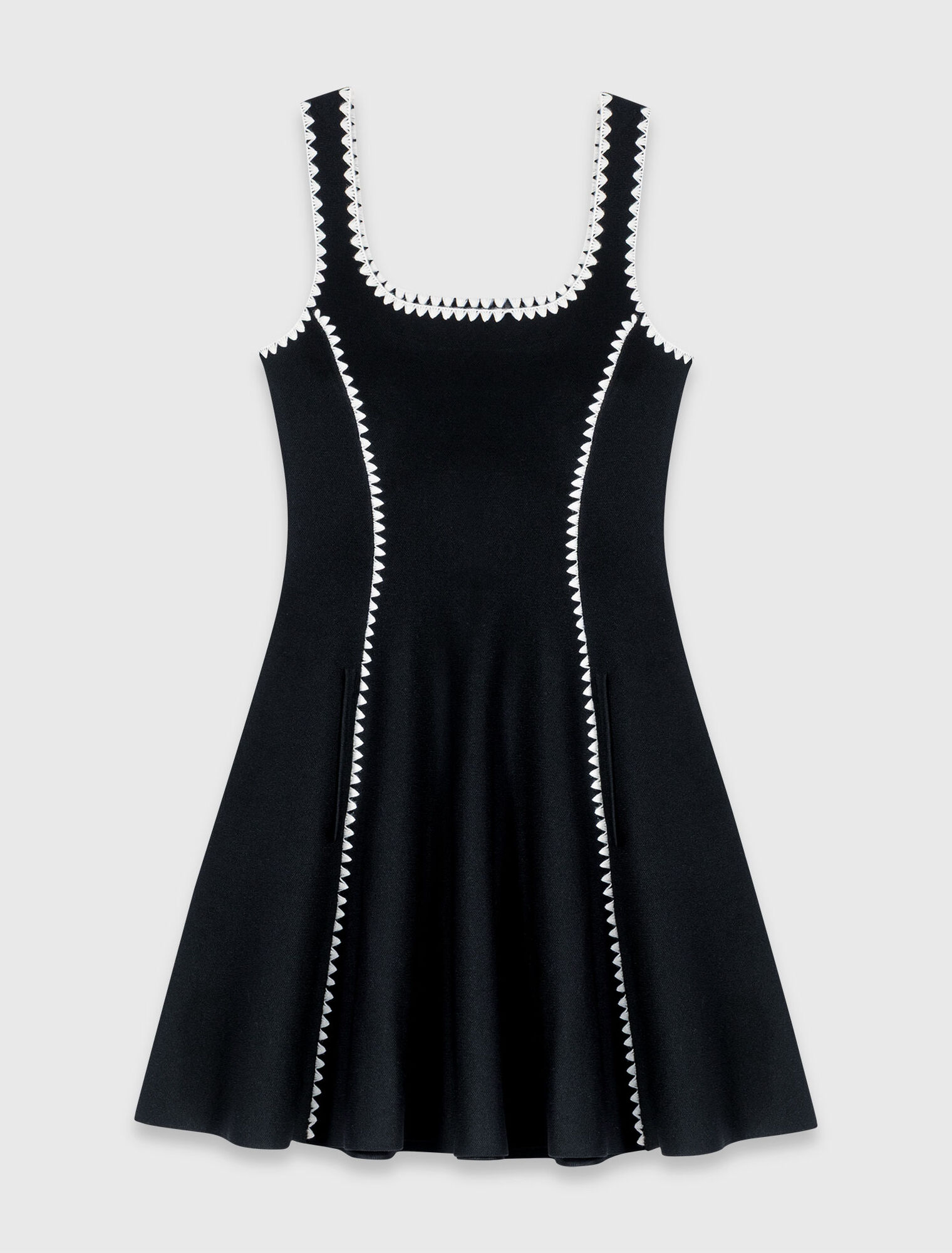 Kurzes Kleid mit Ziern&auml;hten