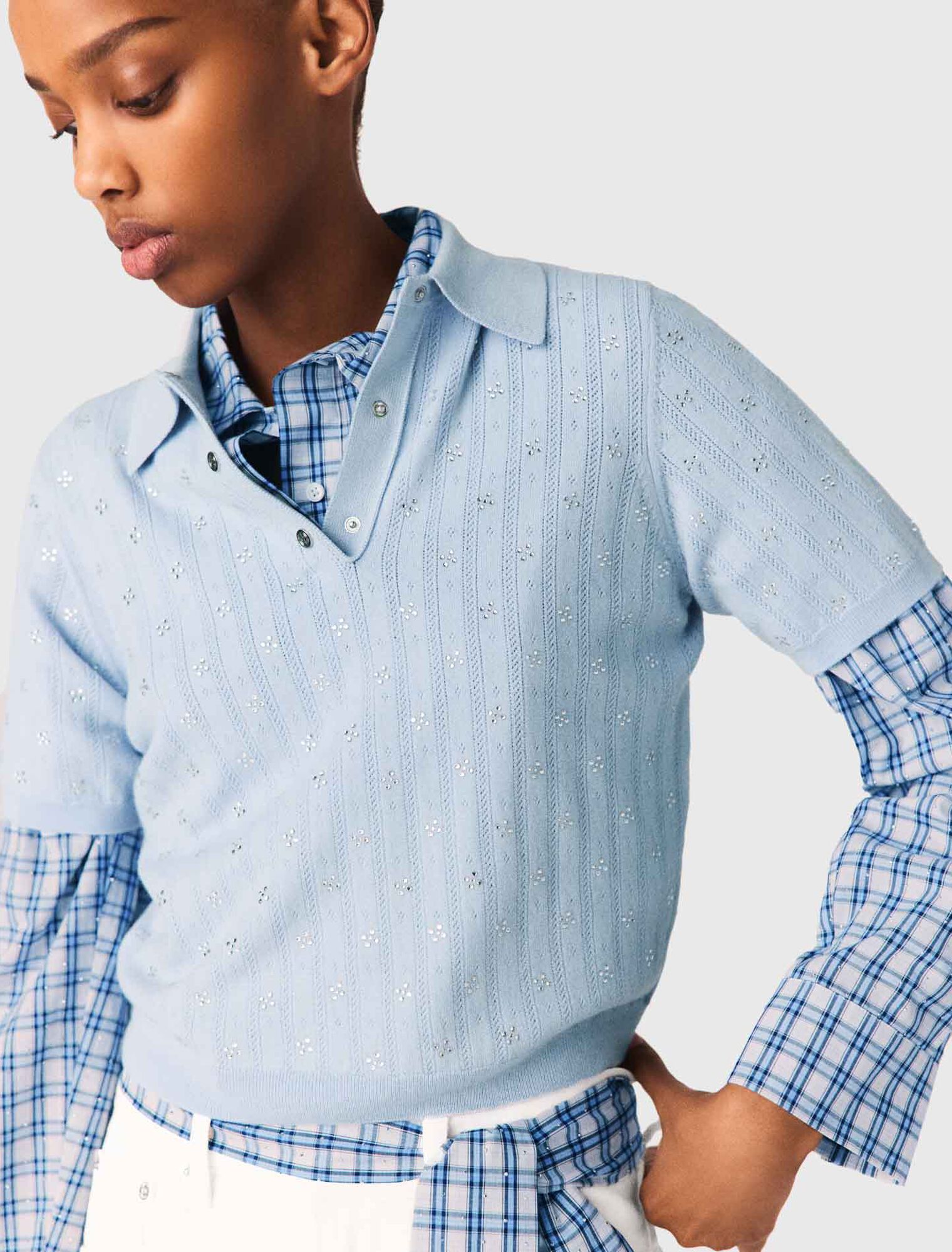 Kurzer Pullover mit Strass vorne