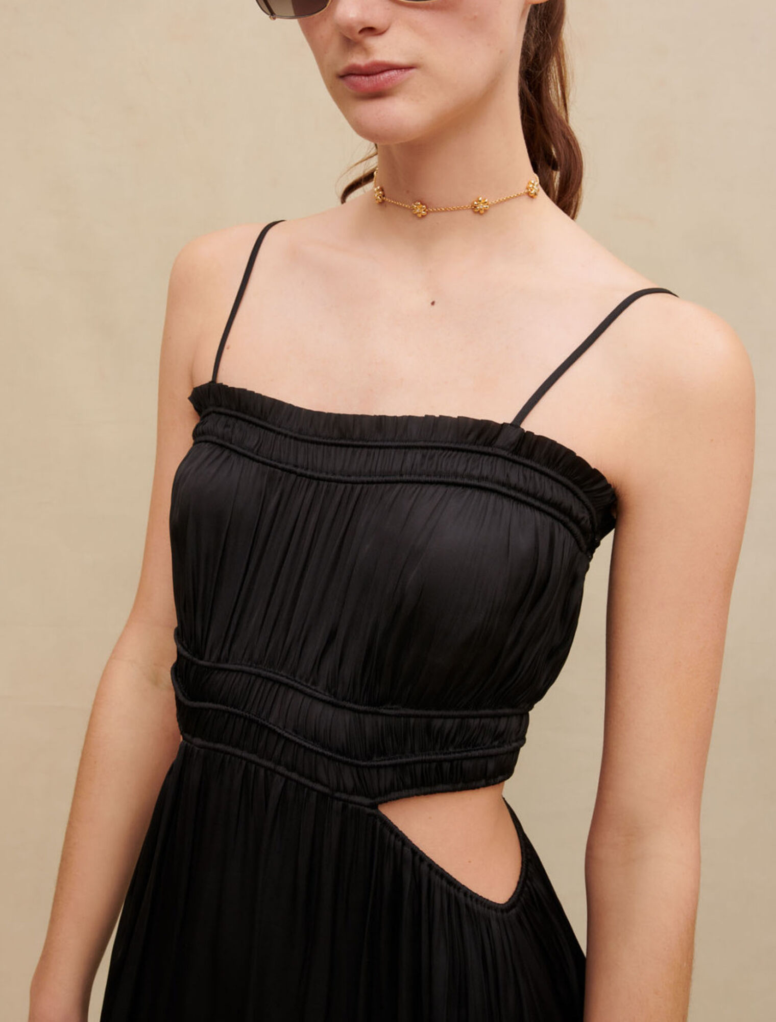Langes satiniertes Kleid