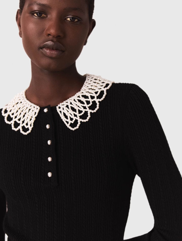 Kurzes Strickkleid mit Perlenkragen