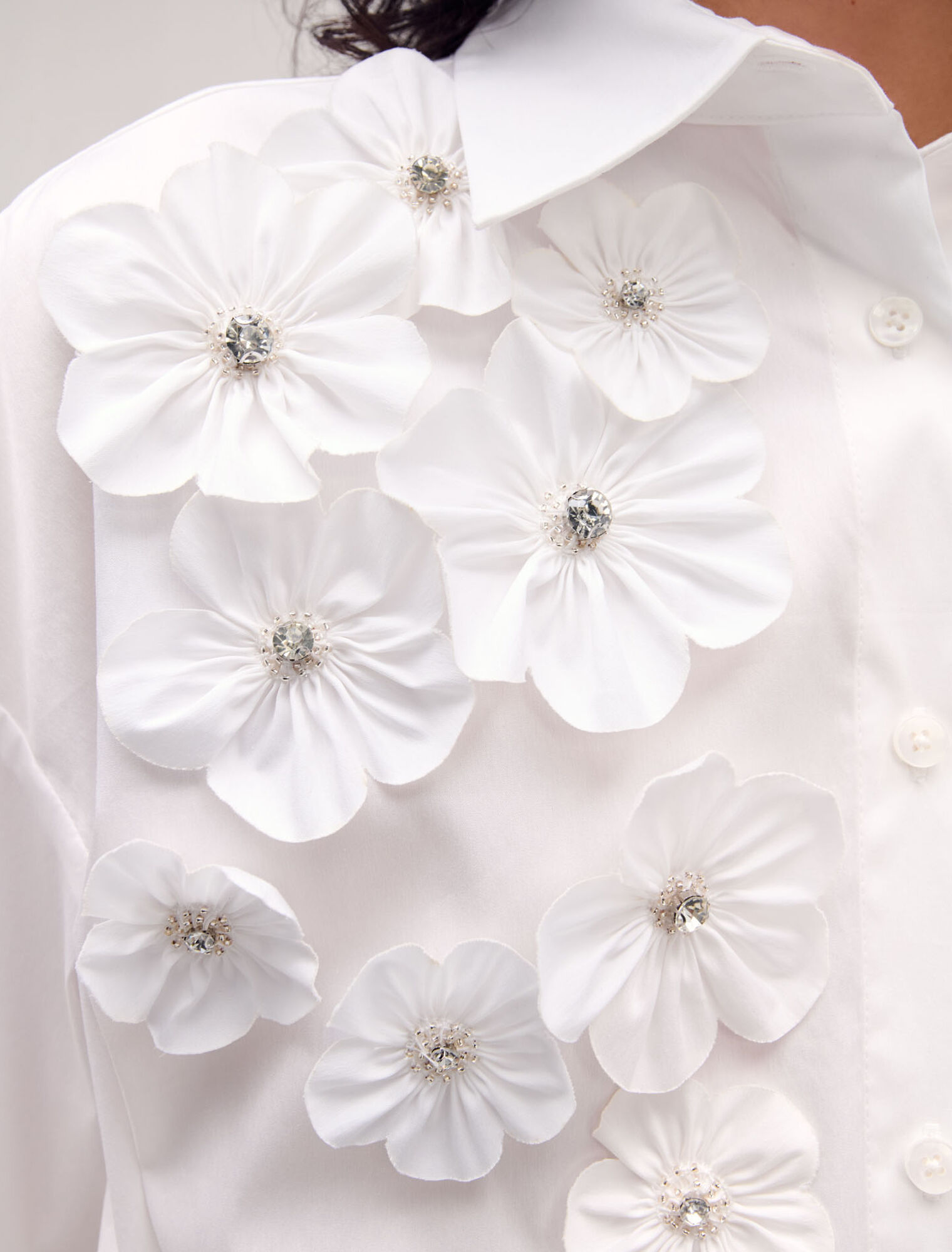 Lange Bluse mit Blumenstickerei