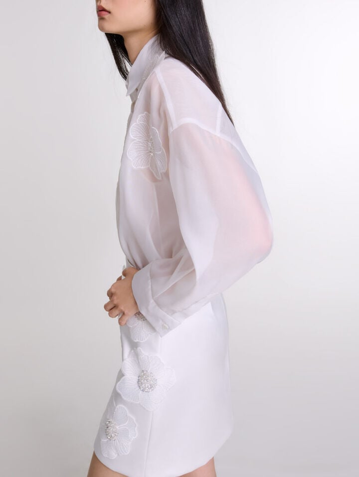 Satinrock mit Perlenblumen