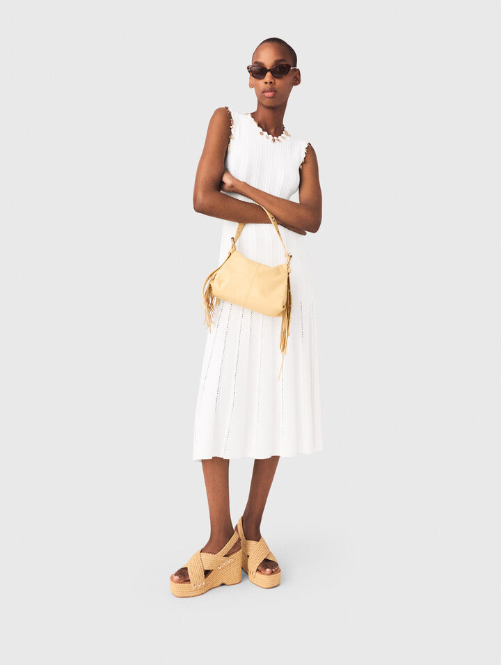 Strickkleid mit Goldschmuck