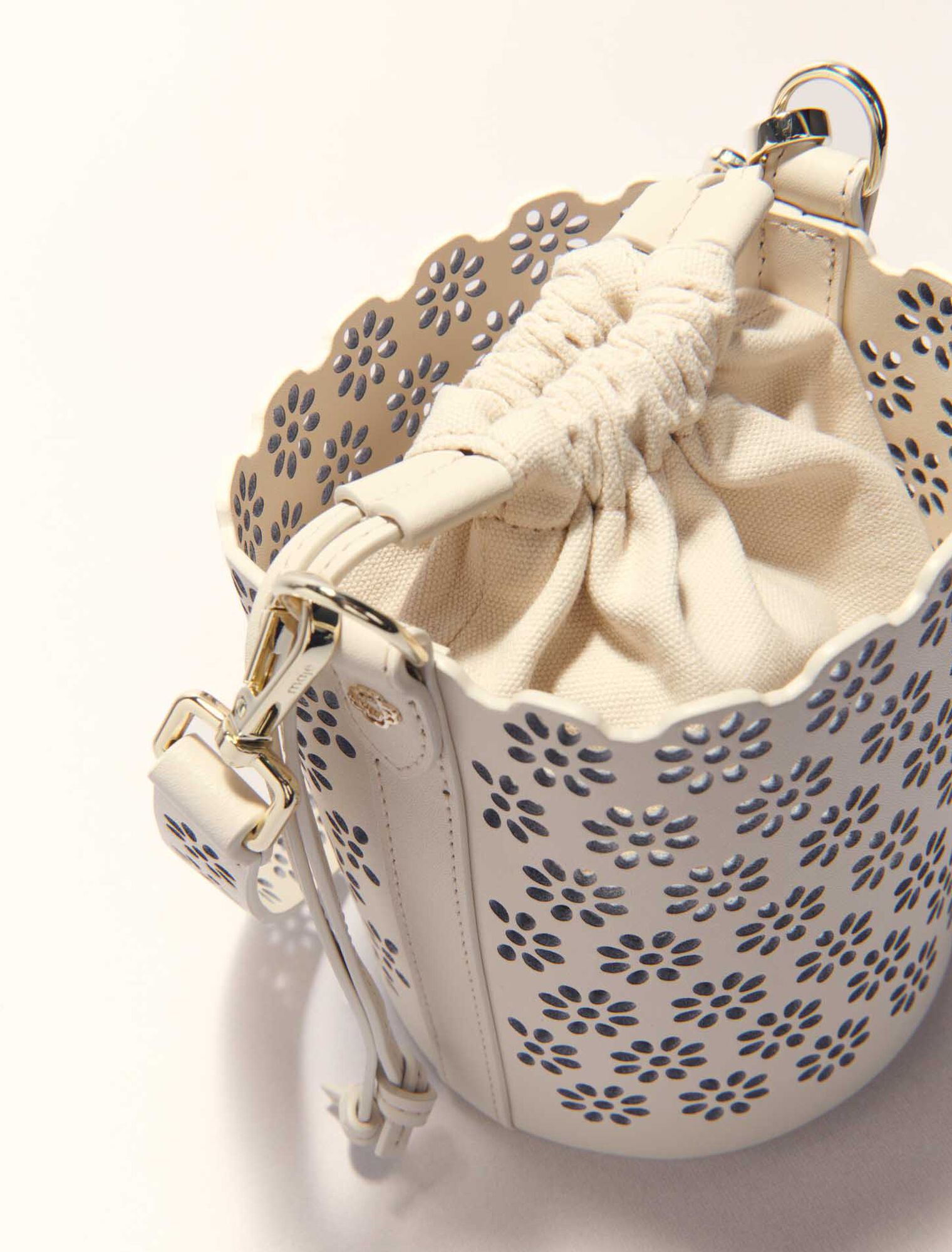 Bucket Bag aus perforiertem Leder