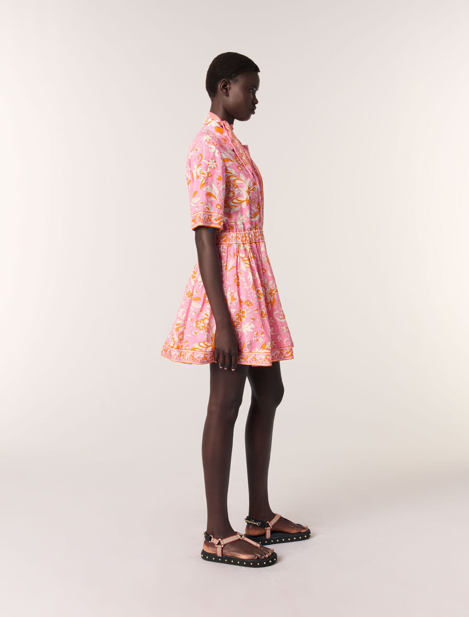 Fließendes kurzes Kleid mit Print