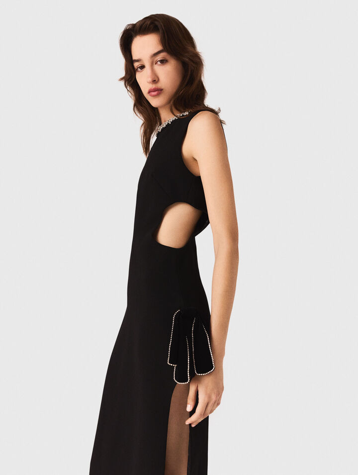 Langes Kleid mit Schmuckkragen