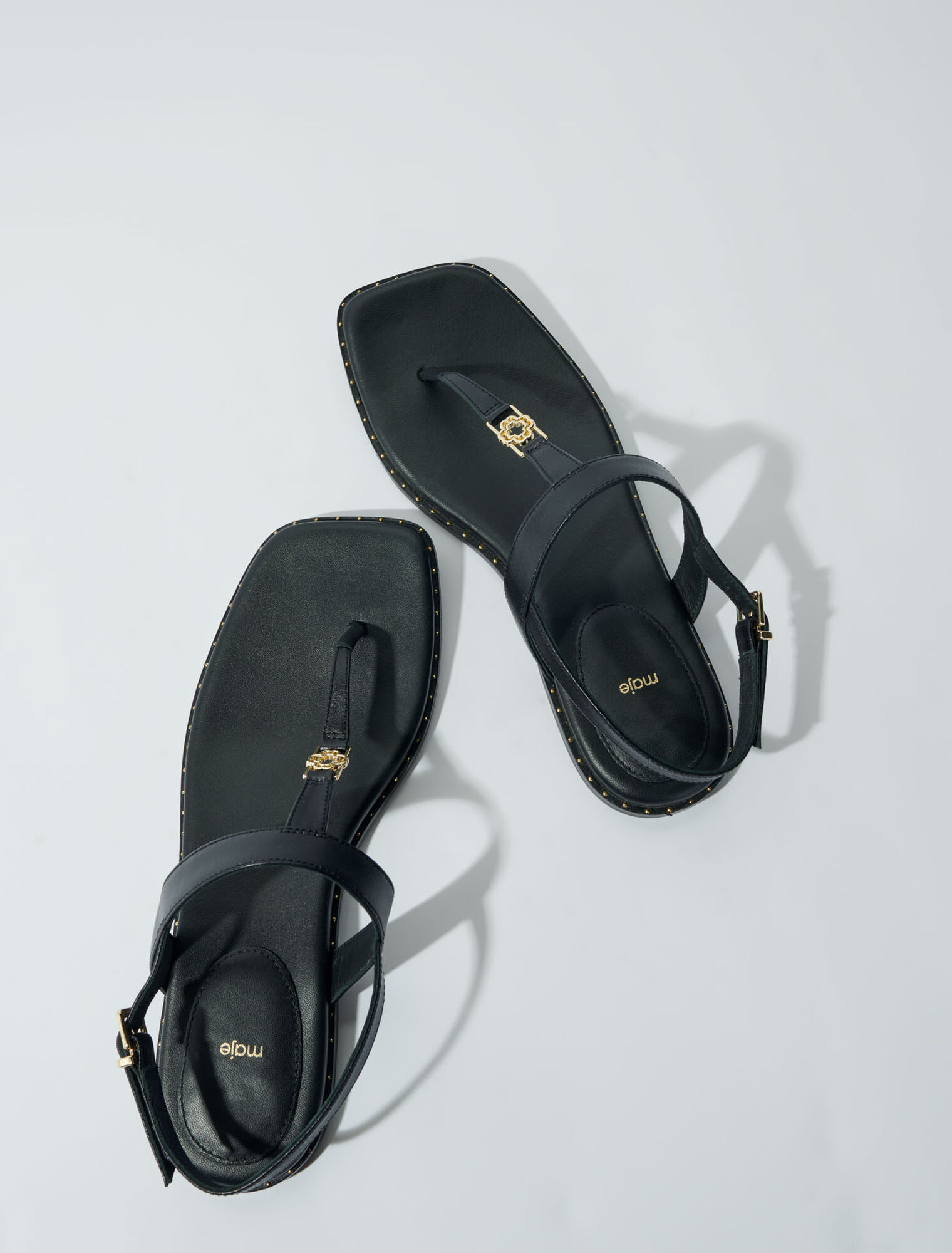 Flache Ledersandalen mit Riemen
