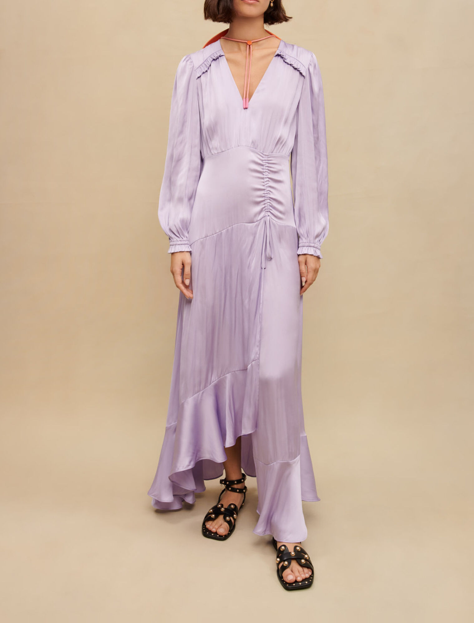 Langes, fließendes Satinkleid