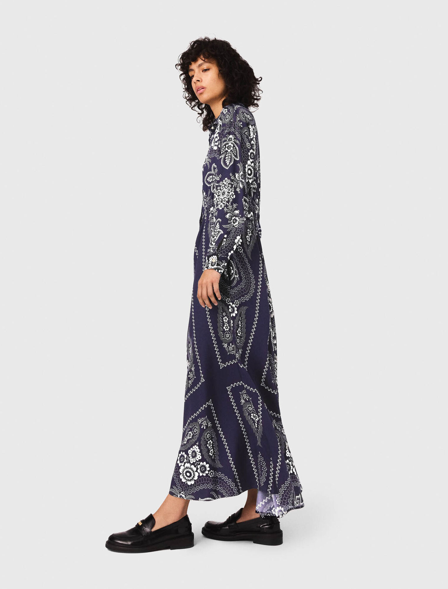 Langes fließendes Kleid mit Print