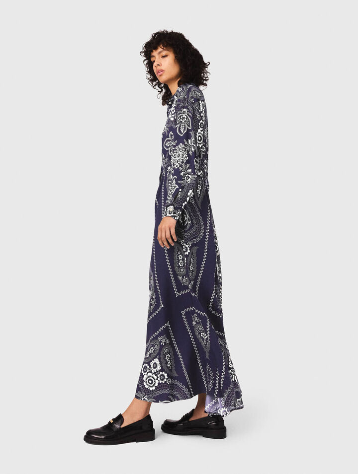 Langes fließendes Kleid mit Print